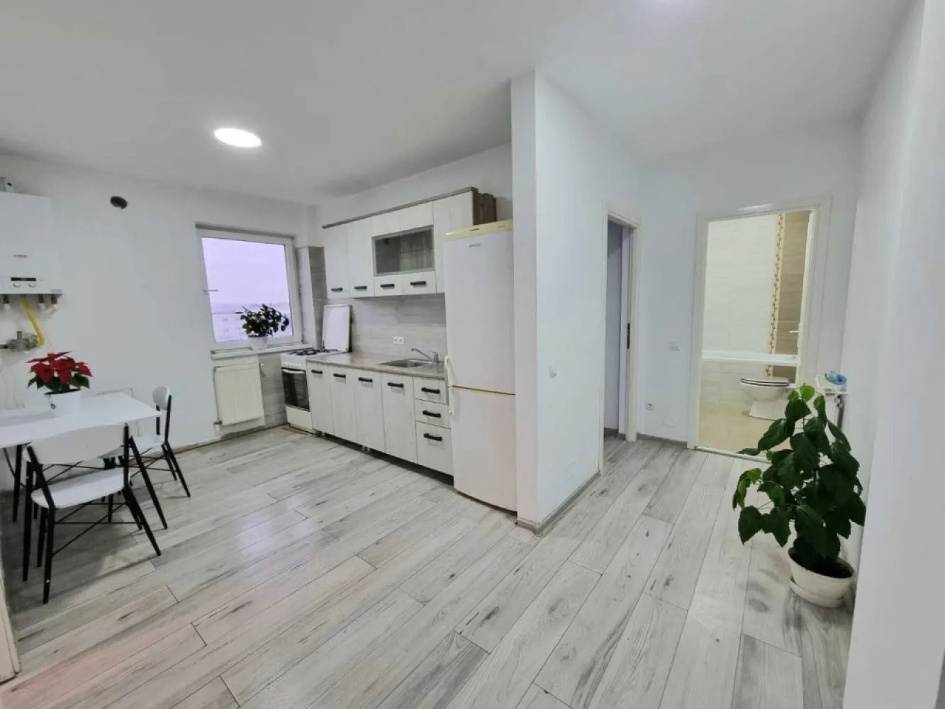 Apartament spațios, 48 mp, langa Artemia – Etaj 3 | Bloc nou, Mobilat - Apartament spațios, 48 mp, Strada Moș Ion Roată nr. 1 – Etaj 3

Se oferă spre vânzare un apartament luminos și modern, situat într-un bloc nou, construit în 2018, la etajul 3. Imobilul dispune de acoperiș și curte interioară securizată, accesul făcându-se pe bază de barieră.

Curtea oferă spațiu verde amenajat, cu bănci de relaxare, zonă de grill și loc de joacă privat cu tobogane, ideale pentru familii și pentru momente de recreere.

Apartamentul se vinde complet mobilat, gata pentru mutare sau pentru a fi preluat imediat în regim de închiriere.

Locuința este dotată cu centrală termică proprie, asigurând confort termic și cheltuieli reduse.

Compartimentare eficientă

2 dormitoare primitoare

Bucătărie open space

Baie

Balcon

Avantaje și facilități – Zona Artema

Locație excelentă, la câțiva pași de centrul comercial Artema (Panemar, Pepco, KiK, Sinsay, Mega Image)

Stație de autobuz lângă bloc

Proximitate față de Aeroportul Internațional Cluj-Napoca

Etajul 3 asigura liniște și intimitate.

Parcare cu CF inclusă!

Acest apartament este ideal atât pentru investitori, oferind randament imediat datorită chiriașilor actuali, cât și pentru familii sau cei aflați în căutarea unei locuințe moderne într-o zonă liniștită din Cluj-Napoca.