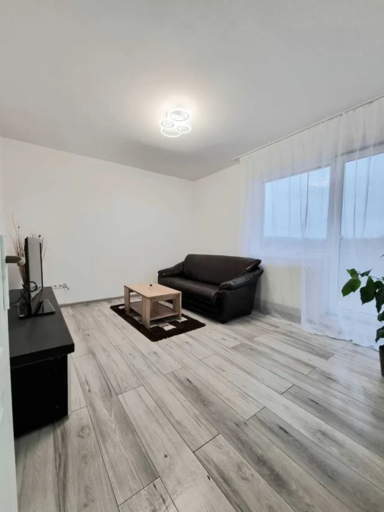 Apartament spațios, 48 mp, langa Artemia – Etaj 3 | Bloc nou, Mobilat - Apartament spațios, 48 mp, Strada Moș Ion Roată nr. 1 – Etaj 3

Se oferă spre vânzare un apartament luminos și modern, situat într-un bloc nou, construit în 2018, la etajul 3. Imobilul dispune de acoperiș și curte interioară securizată, accesul făcându-se pe bază de barieră.

Curtea oferă spațiu verde amenajat, cu bănci de relaxare, zonă de grill și loc de joacă privat cu tobogane, ideale pentru familii și pentru momente de recreere.

Apartamentul se vinde complet mobilat, gata pentru mutare sau pentru a fi preluat imediat în regim de închiriere.

Locuința este dotată cu centrală termică proprie, asigurând confort termic și cheltuieli reduse.

Compartimentare eficientă

2 dormitoare primitoare

Bucătărie open space

Baie

Balcon

Avantaje și facilități – Zona Artema

Locație excelentă, la câțiva pași de centrul comercial Artema (Panemar, Pepco, KiK, Sinsay, Mega Image)

Stație de autobuz lângă bloc

Proximitate față de Aeroportul Internațional Cluj-Napoca

Etajul 3 asigura liniște și intimitate.

Parcare cu CF inclusă!

Acest apartament este ideal atât pentru investitori, oferind randament imediat datorită chiriașilor actuali, cât și pentru familii sau cei aflați în căutarea unei locuințe moderne într-o zonă liniștită din Cluj-Napoca.