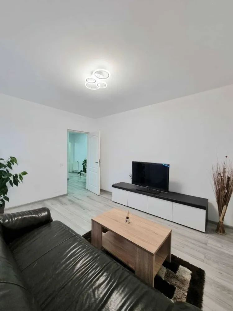 Apartament spațios, 48 mp, langa Artemia – Etaj 3 | Bloc nou, Mobilat - Apartament spațios, 48 mp, Strada Moș Ion Roată nr. 1 – Etaj 3

Se oferă spre vânzare un apartament luminos și modern, situat într-un bloc nou, construit în 2018, la etajul 3. Imobilul dispune de acoperiș și curte interioară securizată, accesul făcându-se pe bază de barieră.

Curtea oferă spațiu verde amenajat, cu bănci de relaxare, zonă de grill și loc de joacă privat cu tobogane, ideale pentru familii și pentru momente de recreere.

Apartamentul se vinde complet mobilat, gata pentru mutare sau pentru a fi preluat imediat în regim de închiriere.

Locuința este dotată cu centrală termică proprie, asigurând confort termic și cheltuieli reduse.

Compartimentare eficientă

2 dormitoare primitoare

Bucătărie open space

Baie

Balcon

Avantaje și facilități – Zona Artema

Locație excelentă, la câțiva pași de centrul comercial Artema (Panemar, Pepco, KiK, Sinsay, Mega Image)

Stație de autobuz lângă bloc

Proximitate față de Aeroportul Internațional Cluj-Napoca

Etajul 3 asigura liniște și intimitate.

Parcare cu CF inclusă!

Acest apartament este ideal atât pentru investitori, oferind randament imediat datorită chiriașilor actuali, cât și pentru familii sau cei aflați în căutarea unei locuințe moderne într-o zonă liniștită din Cluj-Napoca.