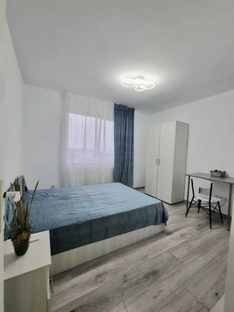 Apartament spațios, 48 mp, langa Artemia – Etaj 3 | Bloc nou, Mobilat - Apartament spațios, 48 mp, Strada Moș Ion Roată nr. 1 – Etaj 3

Se oferă spre vânzare un apartament luminos și modern, situat într-un bloc nou, construit în 2018, la etajul 3. Imobilul dispune de acoperiș și curte interioară securizată, accesul făcându-se pe bază de barieră.

Curtea oferă spațiu verde amenajat, cu bănci de relaxare, zonă de grill și loc de joacă privat cu tobogane, ideale pentru familii și pentru momente de recreere.

Apartamentul se vinde complet mobilat, gata pentru mutare sau pentru a fi preluat imediat în regim de închiriere.

Locuința este dotată cu centrală termică proprie, asigurând confort termic și cheltuieli reduse.

Compartimentare eficientă

2 dormitoare primitoare

Bucătărie open space

Baie

Balcon

Avantaje și facilități – Zona Artema

Locație excelentă, la câțiva pași de centrul comercial Artema (Panemar, Pepco, KiK, Sinsay, Mega Image)

Stație de autobuz lângă bloc

Proximitate față de Aeroportul Internațional Cluj-Napoca

Etajul 3 asigura liniște și intimitate.

Parcare cu CF inclusă!

Acest apartament este ideal atât pentru investitori, oferind randament imediat datorită chiriașilor actuali, cât și pentru familii sau cei aflați în căutarea unei locuințe moderne într-o zonă liniștită din Cluj-Napoca.