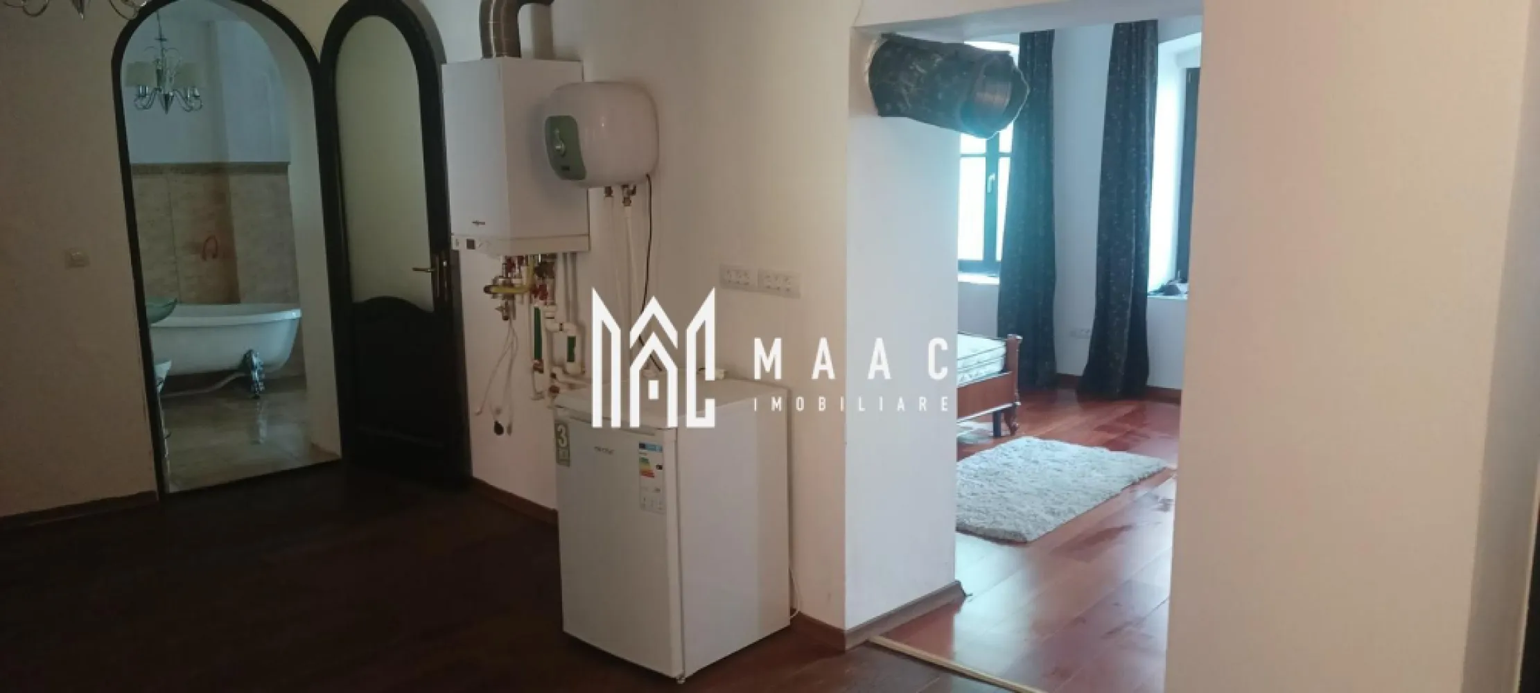 Ultracentral I Pretabil Investitie I Parter - Apartament elegant, complet restaurat – 2 camere + demisol generos – Ultracentral

Situat într-o clădire istorică complet recondiționată, la doar câțiva pași de Piața Mare, acest apartament aflat la parter oferă un mix excepțional între farmecul clasic și confortul modern. 
Poziționat într-una dintre cele mai apreciate zone ale orașului, proprietatea impresionează prin calitatea materialelor, atmosfera caldă și versatilitatea spațiului.

Caracteristici principale:
Suprafață utilă generoasă, compartimentare practică: living, dormitor, bucătărie complet utilată și baie
Încălzire în pardoseală pentru confort termic optim
Ferestre din lemn stratificat cu geam termopan – estetică și eficiență energetică
Mobilier din lemn masiv, realizat pe comandă
Demisol spațios cu potențial mare: saună, spa, cramă sau atelier personal
Acces facil direct din stradă

Ideal pentru:
Locuință deosebită în centrul Sibiului
Investiție în regim hotelier sau închiriere pe termen lung
Activitate profesională: birou notarial, cabinet, atelier, boutique

Pentru detalii suplimentare și programarea unei vizionări: ID: CP2549262