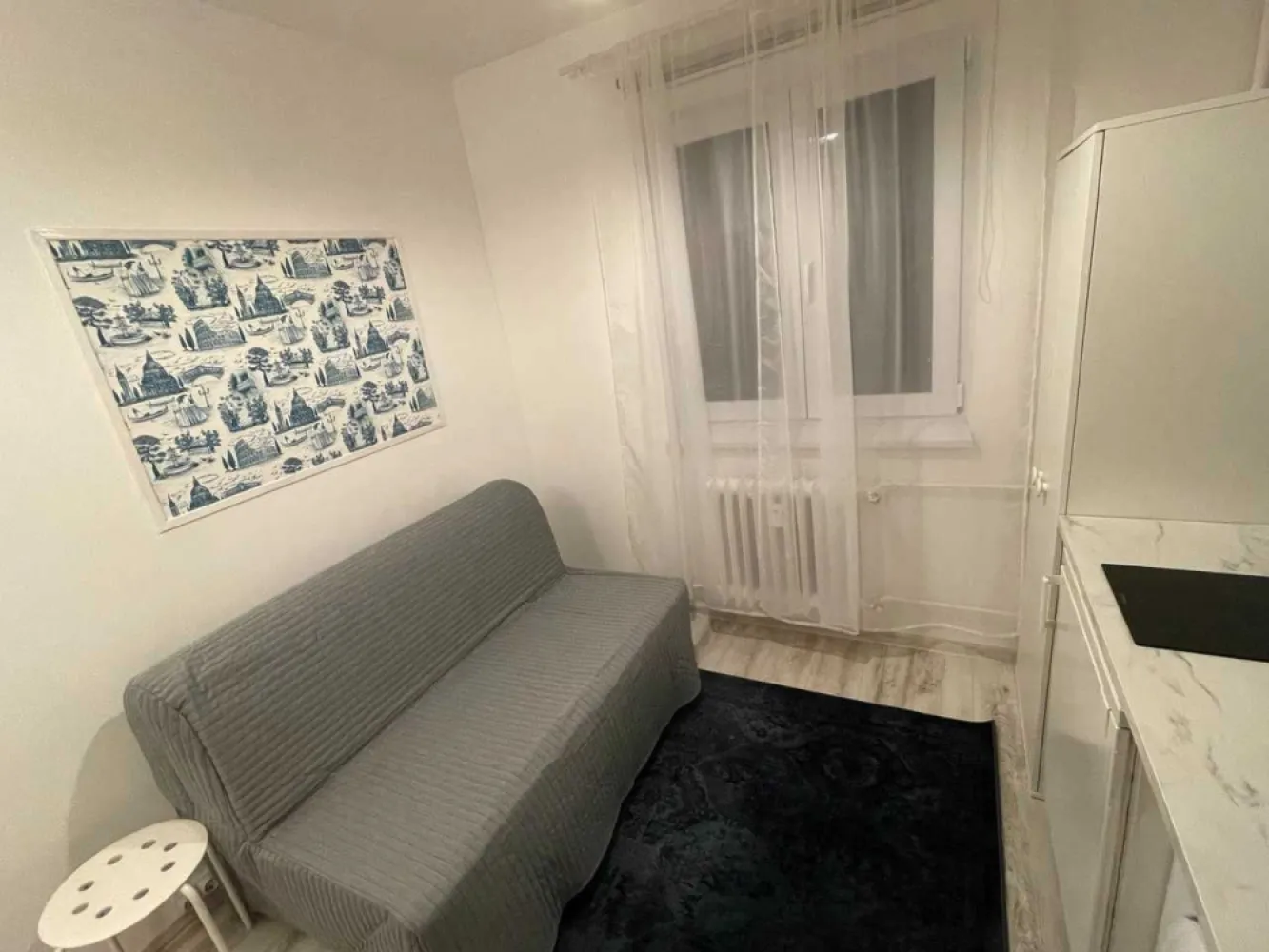 Garsoniera in apropiere de McDonalds Manastur - Persoana fizica vand garsoniera 11 mp etajul 1 din 4.
Zona Parking Primaverii, zona linistita. 
La 5 minute de McDonalds si statii de tramvai, autobuz.
Recent renovata, mobilata si utilata complet (cu plita inductie, frigider, masina de spalat, chiuveta, etc).
Baie renovata, tevi de apa schimbata.
Incalzire centralizata.
Instalatie electrica noua cu tablou de siguranta noua, cu interfon.
Ideal pentru investitie (fiind dat in chirie) sau pentru locuit.