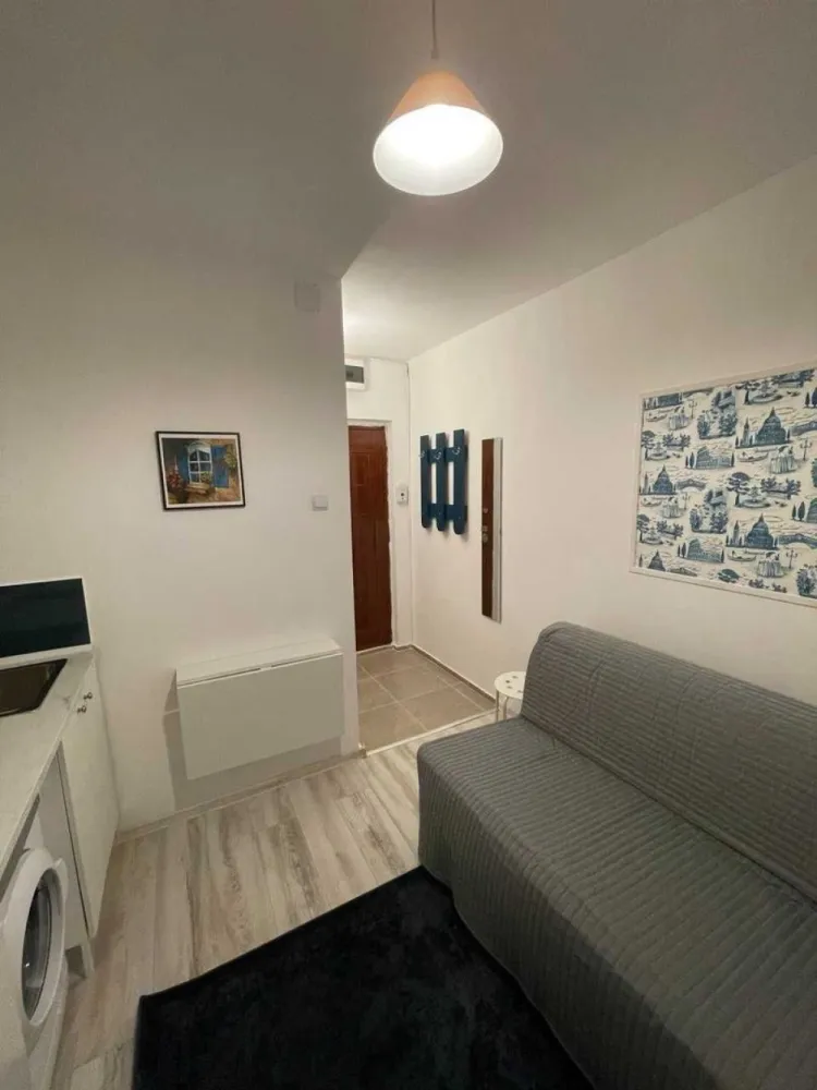 Garsoniera in apropiere de McDonalds Manastur - Persoana fizica vand garsoniera 11 mp etajul 1 din 4.
Zona Parking Primaverii, zona linistita. 
La 5 minute de McDonalds si statii de tramvai, autobuz.
Recent renovata, mobilata si utilata complet (cu plita inductie, frigider, masina de spalat, chiuveta, etc).
Baie renovata, tevi de apa schimbata.
Incalzire centralizata.
Instalatie electrica noua cu tablou de siguranta noua, cu interfon.
Ideal pentru investitie (fiind dat in chirie) sau pentru locuit.