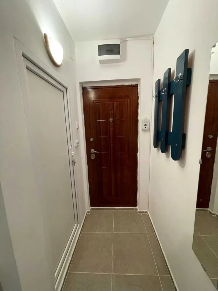 Garsoniera in apropiere de McDonalds Manastur - Persoana fizica vand garsoniera 11 mp etajul 1 din 4.
Zona Parking Primaverii, zona linistita. 
La 5 minute de McDonalds si statii de tramvai, autobuz.
Recent renovata, mobilata si utilata complet (cu plita inductie, frigider, masina de spalat, chiuveta, etc).
Baie renovata, tevi de apa schimbata.
Incalzire centralizata.
Instalatie electrica noua cu tablou de siguranta noua, cu interfon.
Ideal pentru investitie (fiind dat in chirie) sau pentru locuit.