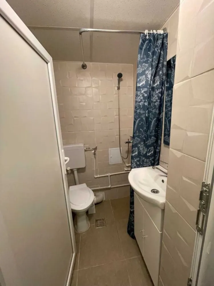 Garsoniera in apropiere de McDonalds Manastur - Persoana fizica vand garsoniera 11 mp etajul 1 din 4.
Zona Parking Primaverii, zona linistita. 
La 5 minute de McDonalds si statii de tramvai, autobuz.
Recent renovata, mobilata si utilata complet (cu plita inductie, frigider, masina de spalat, chiuveta, etc).
Baie renovata, tevi de apa schimbata.
Incalzire centralizata.
Instalatie electrica noua cu tablou de siguranta noua, cu interfon.
Ideal pentru investitie (fiind dat in chirie) sau pentru locuit.