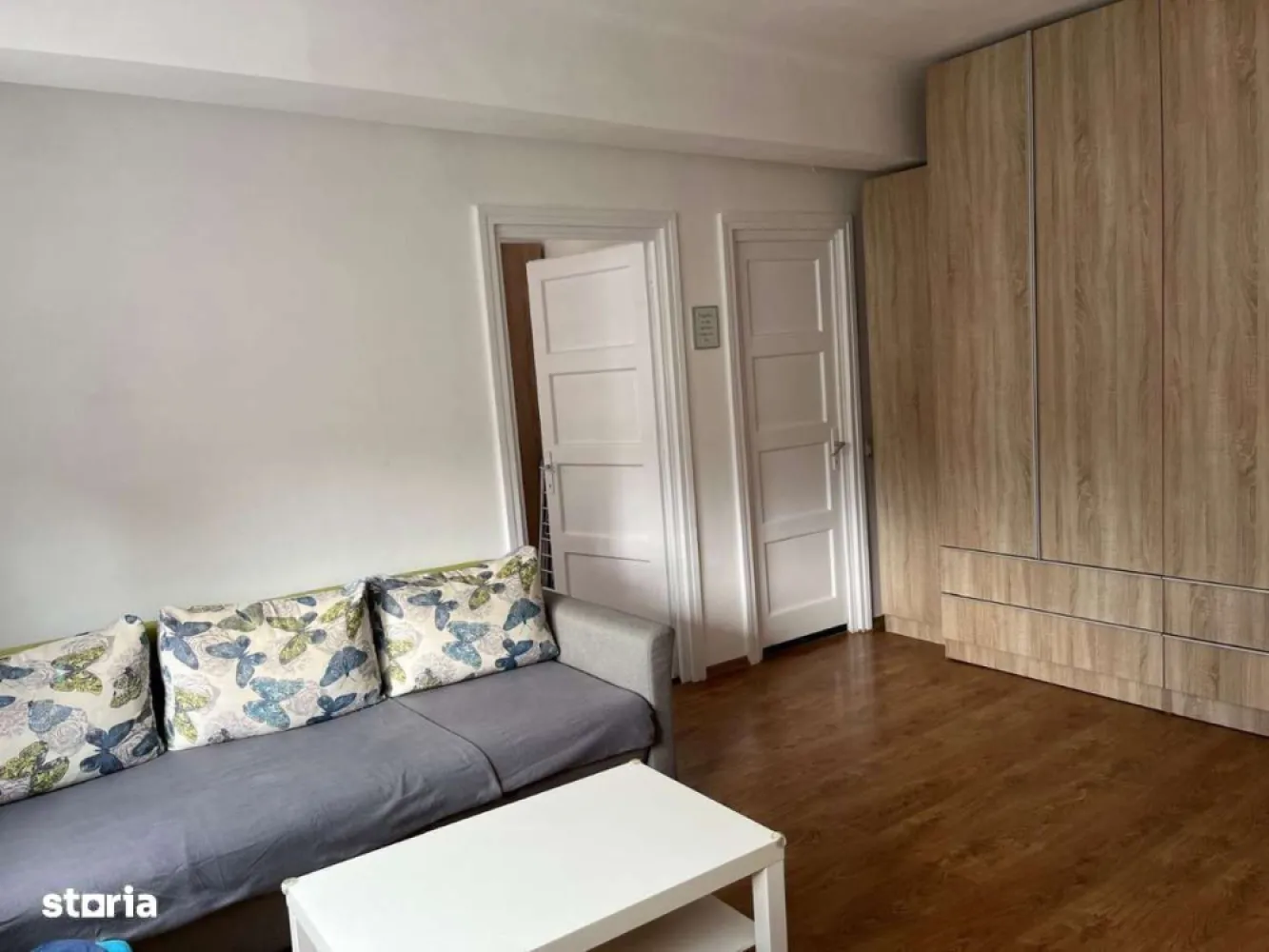 De vânzare - apartament 2 camere, semicentral, Cluj-Napoca - Ofer spre vânzare apartament cu 2 camere, situat semicentral pe str. Horea, la etajul 3 din 4, situat langa facultatea de litere, la 10 min de mers pe jos de centrul orașului (piața Matei Corvin).Apartamentul este compus din living cu trecere spre dormitor și baie, hol de acces, bucătărie, cămară de depozitare. De asemenea este mobilat modern, dispune de spatii de depozitare extrem de generoase și este complet utilat: ușa de intrare de înaltă siguranță, centrala proprie, aer condiționat, frigider, plita, cuptor electric, mașina de spălat vase, uscător de rufe, mașina de spălat haine, tv cablu și internet.Este un apartament luminos, la cheie, retras de la aglomerația strazii, într-o locație extrem de căutată, disponibil imediat.