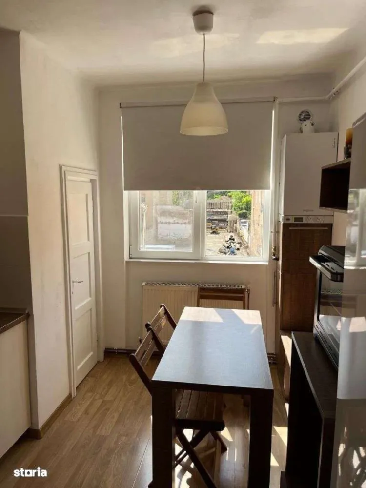 De vânzare - apartament 2 camere, semicentral, Cluj-Napoca - Ofer spre vânzare apartament cu 2 camere, situat semicentral pe str. Horea, la etajul 3 din 4, situat langa facultatea de litere, la 10 min de mers pe jos de centrul orașului (piața Matei Corvin).Apartamentul este compus din living cu trecere spre dormitor și baie, hol de acces, bucătărie, cămară de depozitare. De asemenea este mobilat modern, dispune de spatii de depozitare extrem de generoase și este complet utilat: ușa de intrare de înaltă siguranță, centrala proprie, aer condiționat, frigider, plita, cuptor electric, mașina de spălat vase, uscător de rufe, mașina de spălat haine, tv cablu și internet.Este un apartament luminos, la cheie, retras de la aglomerația strazii, într-o locație extrem de căutată, disponibil imediat.
