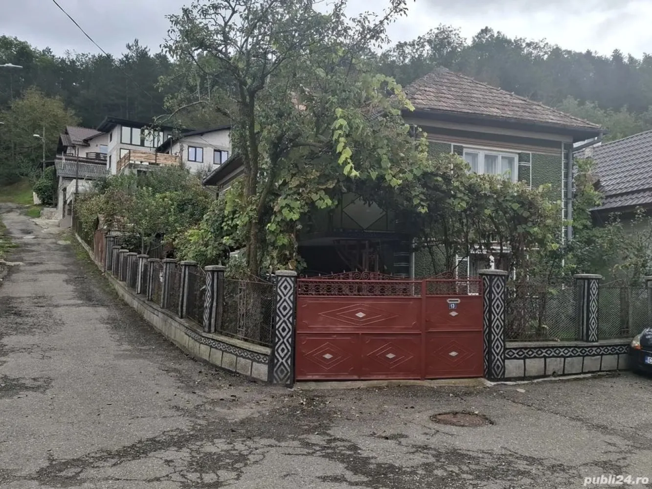 vand casa in loc Gherla - Vând casa în localitatea Gherla strada. Livezii nr 13 suprafara terenului 500 mp front la doua străzi pentru mai multe detalii la nr de tf