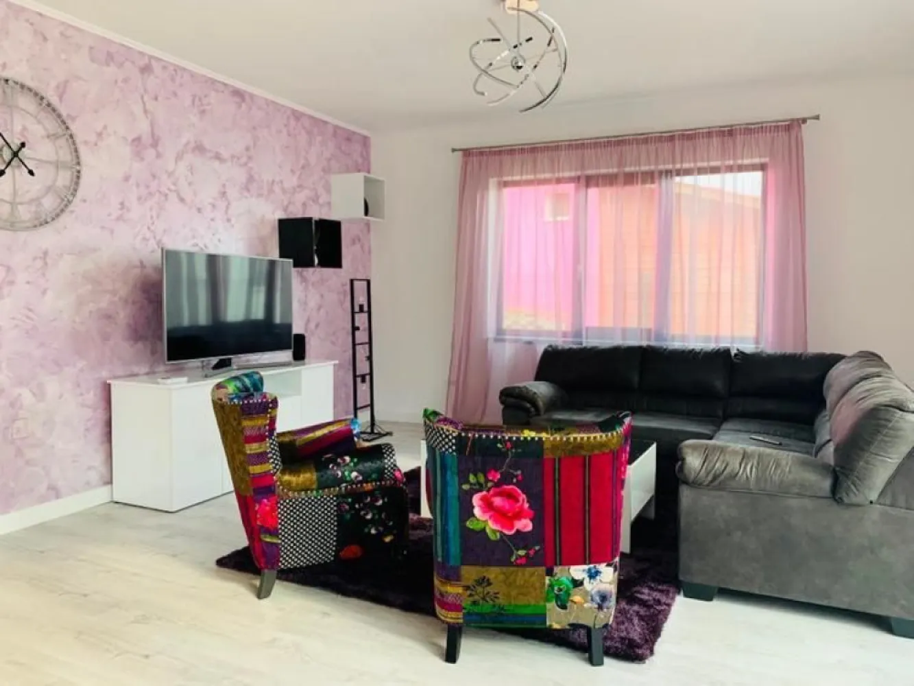 BRASADAS vinde casa individuala Someseni 2020 - Sc 240mp. - Agentia Imobiliara BRASADAS vinde casa tip parter+etaj in zona Someseni.
Sup. constr. - 250mp
Teren - 462mp
An constructie - 2020
Caramida clasa I
Parter - hol , living cu bucatarie open space , baie , camera tehnica , camara , garaj , terasa acoperita
Etaj - dormitor matrimonial cu walk-in dressing , baie proprie , dormitor 2 , baie , dormitor 3(birou) , terasa 25mp
Utilata complet
Electrocasnice premium
Incalzire in pardoseala
Centrala termica
Terasa acoperita
Gazon cu sistem automat de irigare
Acoperis tigla 
Instalatii sanitare si electrice de calitatea I
Mobilier calitate 
Predare - februarie 2026
Www.brasadas.com.