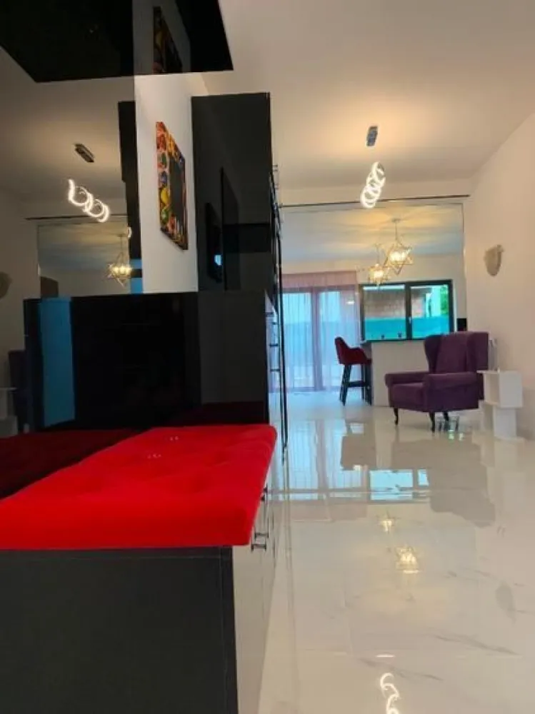 BRASADAS vinde casa individuala Someseni 2020 - Sc 240mp. - Agentia Imobiliara BRASADAS vinde casa tip parter+etaj in zona Someseni.
Sup. constr. - 250mp
Teren - 462mp
An constructie - 2020
Caramida clasa I
Parter - hol , living cu bucatarie open space , baie , camera tehnica , camara , garaj , terasa acoperita
Etaj - dormitor matrimonial cu walk-in dressing , baie proprie , dormitor 2 , baie , dormitor 3(birou) , terasa 25mp
Utilata complet
Electrocasnice premium
Incalzire in pardoseala
Centrala termica
Terasa acoperita
Gazon cu sistem automat de irigare
Acoperis tigla 
Instalatii sanitare si electrice de calitatea I
Mobilier calitate 
Predare - februarie 2026
Www.brasadas.com.
