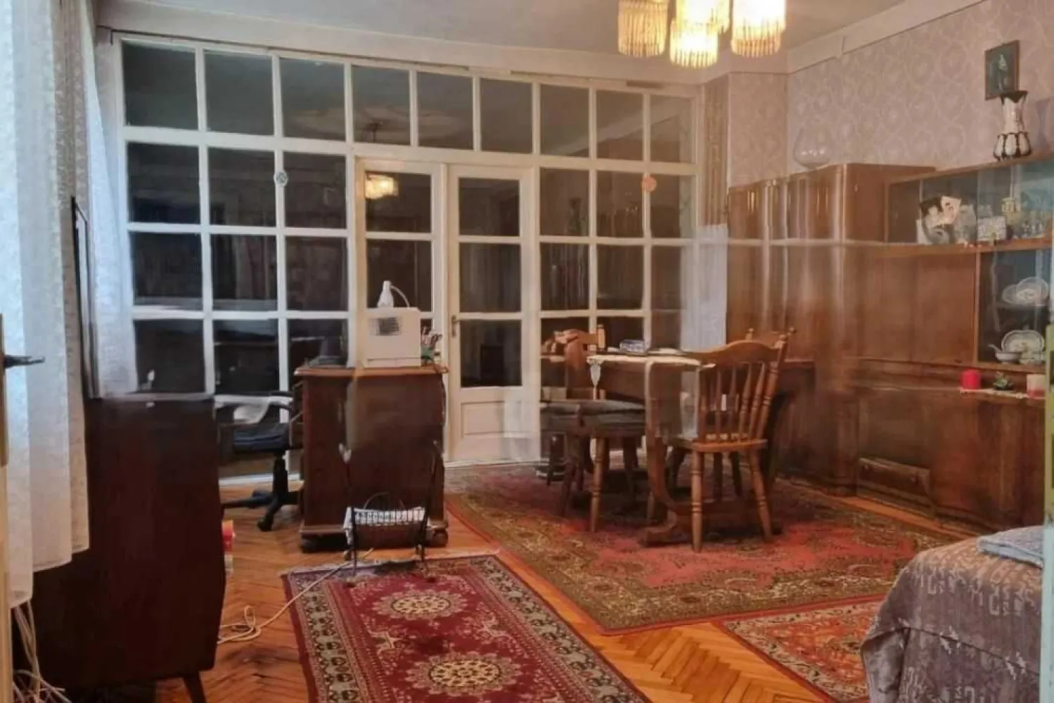 Casa de vanzare cu 4 camere, 110 mp, Satu Mare, zona 14 Mai - Casa cu 4 camere, cu suprafață utilă de 110 mp, situată într-o zonă liniștită. În apropiere se găsesc stații de autobuz și mai multe magazine alimentare. 
Proprietatea oferă spațiu generos, o pivniță cu două compartimente și o curte mică. Ideală pentru o familie sau chiar și pentru utilizare comercială (de ex. magazin). Necesită renovare moderată, ceea ce reprezintă o oportunitate de personalizare.