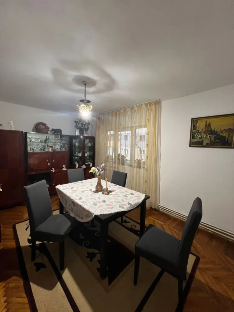 BRASADAS vinde ap 3 cam la PARTER in Manastur. - Agentia Imobiliara BRASADAS vinde apartament cu 3 camere decomandate la parterul unui bloc cu 4 etaje in Manastur pe Aleea Brates. 
Suprafata utila 65mp : bucatarie, hol, 3 dormitoare, baie, 2 debara. 
Www.brasadas.com.