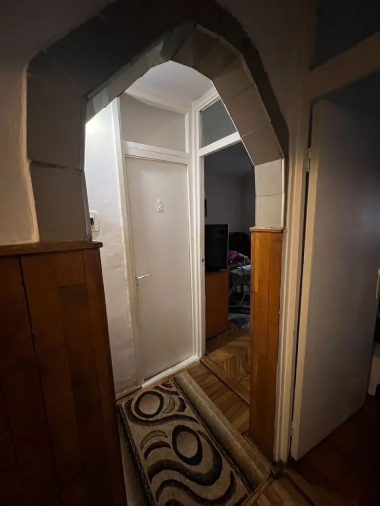 BRASADAS vinde ap 3 cam la PARTER in Manastur. - Agentia Imobiliara BRASADAS vinde apartament cu 3 camere decomandate la parterul unui bloc cu 4 etaje in Manastur pe Aleea Brates. 
Suprafata utila 65mp : bucatarie, hol, 3 dormitoare, baie, 2 debara. 
Www.brasadas.com.