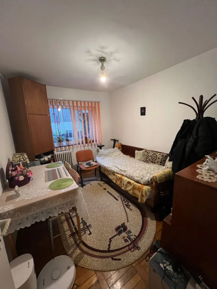 BRASADAS vinde ap 3 cam la PARTER in Manastur. - Agentia Imobiliara BRASADAS vinde apartament cu 3 camere decomandate la parterul unui bloc cu 4 etaje in Manastur pe Aleea Brates. 
Suprafata utila 65mp : bucatarie, hol, 3 dormitoare, baie, 2 debara. 
Www.brasadas.com.