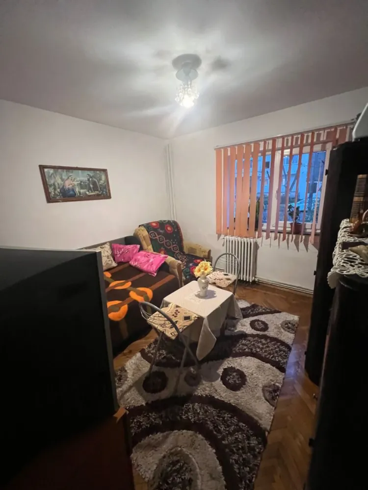 BRASADAS vinde ap 3 cam la PARTER in Manastur. - Agentia Imobiliara BRASADAS vinde apartament cu 3 camere decomandate la parterul unui bloc cu 4 etaje in Manastur pe Aleea Brates. 
Suprafata utila 65mp : bucatarie, hol, 3 dormitoare, baie, 2 debara. 
Www.brasadas.com.