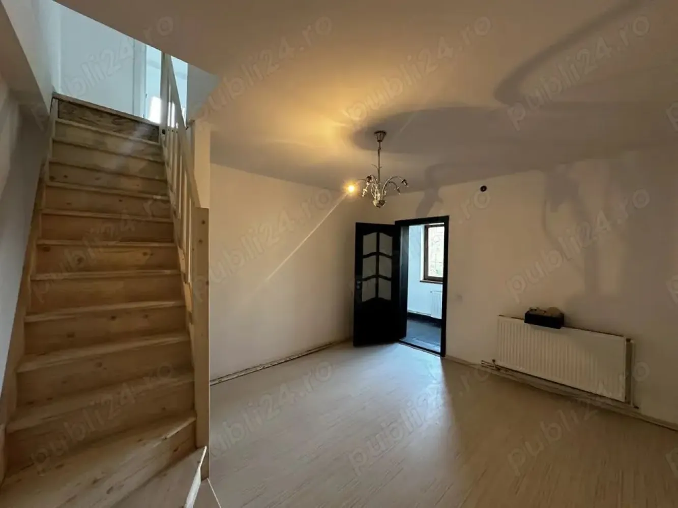 BRASADAS vinde Duplex 4 cam și curte 80 mp IRIS Bd. Muncii. - Agentia imobiliaraBRASADAS vinde duplex cu 4 camere, 80 mp utili și curte proprie de 80 mp, situat în zona Bulevardul Muncii o locație liniștită, cu acces facil către oraș și mijloace de transport (stație tramvai și stație autobuz STB la 5 minute de mers pe jos).

Imobilul are regim de înălțime P+M și a fost renovat complet în 2025.

Compartimentare:

Parter: hol, 2 camere, baie
Mansardă: hol, 2 camere

Curtea este ideală pentru relaxare, iar în fața porții există un loc de parcare disponibil.

Perfect pentru locuit sau investiție (închiriere).

www.brasadas.com.