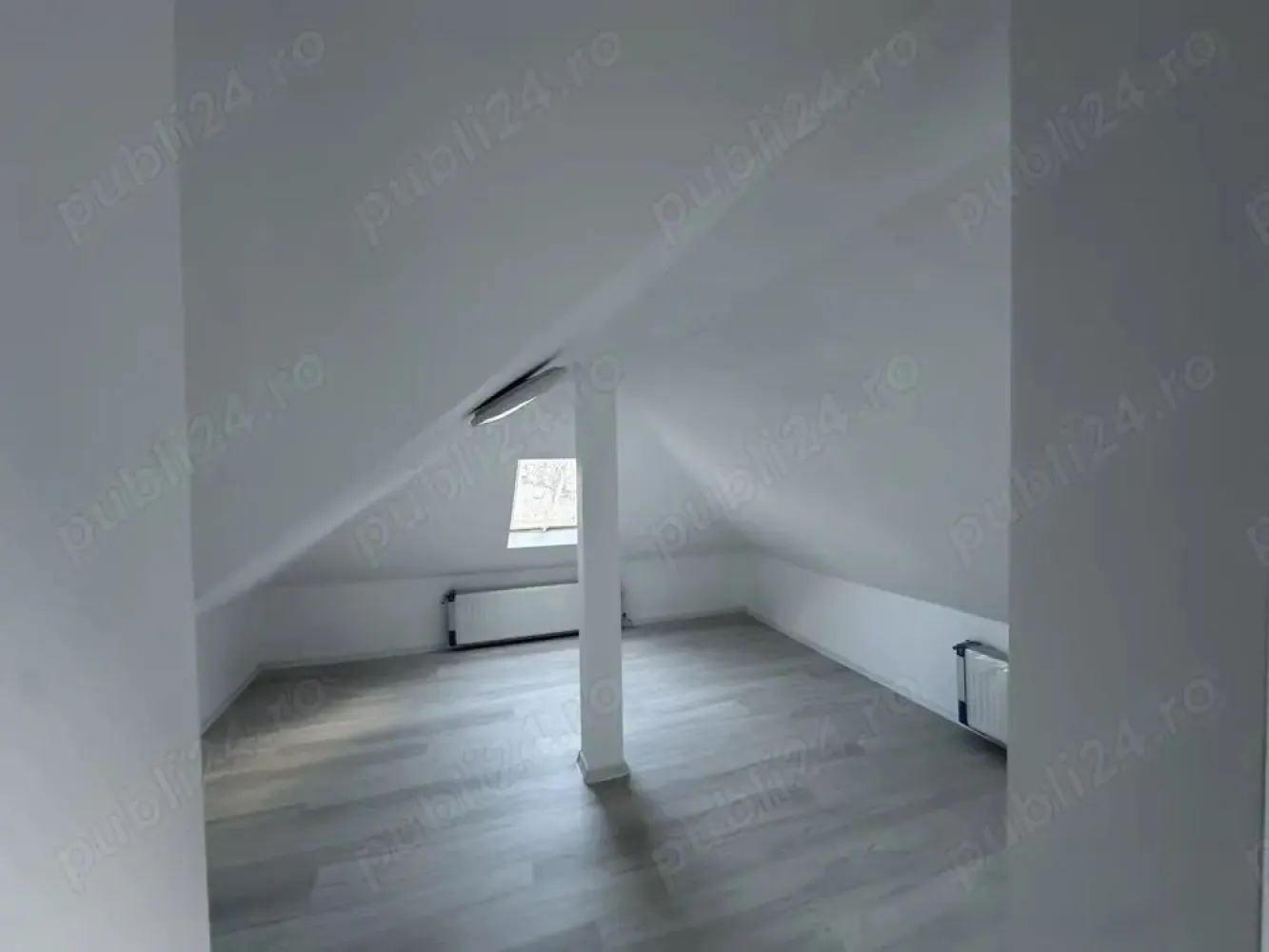 BRASADAS vinde Duplex 4 cam și curte 80 mp IRIS Bd. Muncii. - Agentia imobiliaraBRASADAS vinde duplex cu 4 camere, 80 mp utili și curte proprie de 80 mp, situat în zona Bulevardul Muncii o locație liniștită, cu acces facil către oraș și mijloace de transport (stație tramvai și stație autobuz STB la 5 minute de mers pe jos).

Imobilul are regim de înălțime P+M și a fost renovat complet în 2025.

Compartimentare:

Parter: hol, 2 camere, baie
Mansardă: hol, 2 camere

Curtea este ideală pentru relaxare, iar în fața porții există un loc de parcare disponibil.

Perfect pentru locuit sau investiție (închiriere).

www.brasadas.com.