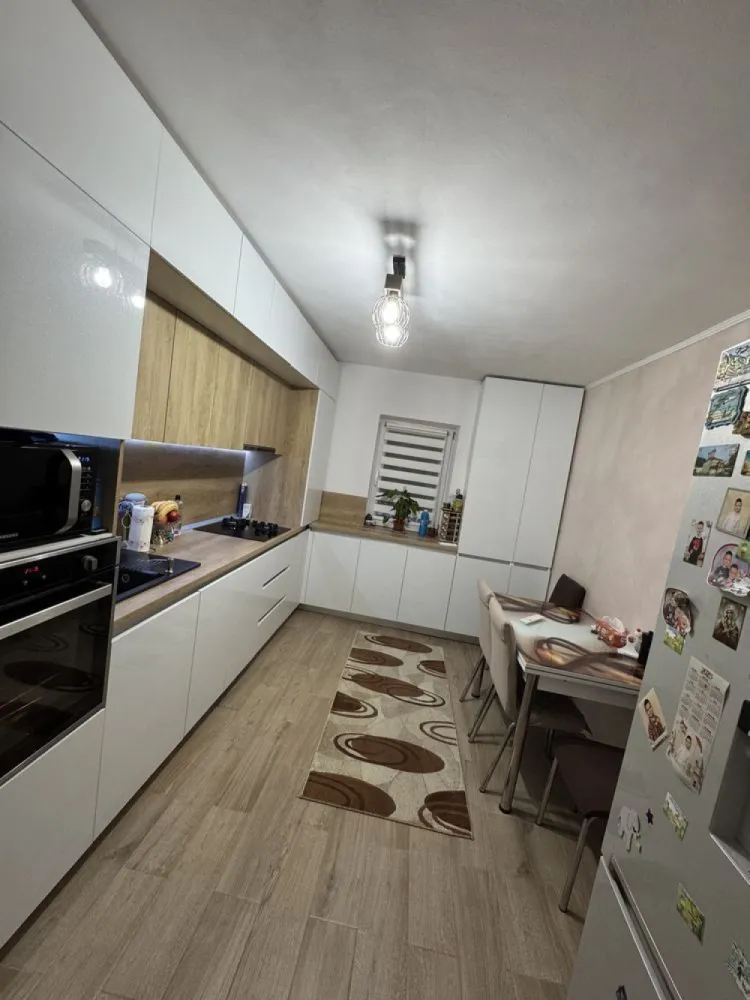 BRASADAS vinde ap 3 camere PARTER, LA CHEIE in MARASTI. - Agenția imobiliara BRASADAS vinde apartament cu 3 camere complet mobilat si utilat.
Bucatarie : masina de spalat vase,mobila realizata la comanda,centrala termica pe gaz noua,ariston prin condensare,plita mixta (curent + gaz) ,hota, smart tv,cuptor electric,cuptor microunde si combina frigorifica mare (capacitate 500 l total).
Hol: usa noua la intrare,izolare buna fonica si termica,mobilier la comanda 
Dormitor matrimonial: Aer conditionat,smart tv,dressing,pat,comoda si 2 noptiere
Dormitor copii : aer conditionat, smart tv ,birou dublu,dressing,comoda si dormitor care poate fii doar pt 1 persoana sau 2 persoane (extensibil)
Living : coltar mare,extensibil cu tetiere reglabile, masuta transformars ,mobilier si smart tv mare
Baie principala: wc incastrat ,tevi inlocuite , lavoar cu masca ,cada ,geam cu sticla mata ,leduri in tavan
Baie serviciu : wc incastrat,leduri in tavan , dulapior si lavoar cu masca ,tevi inlocuite
In hol exista un dulap in perete pt masina de spalat rufe si uscatorul de rufe
Apartamentul a fost renovat 100% acum 2 ani, reaplicat tot gletul,inlocuite toate obiectele sanitare,podea,usi ,curent ,mobilier,centrala ,absolut totul ! 
Apartamentul are si balcon,este la parterul inalt a unui bloc 4 e+ mansarda, e o zona foarte linistita, in spatele blocului (sub geamul bucatariei exista un parc pt copii
Apartamentul are parcare de la primarie .
www.brasadas.com.