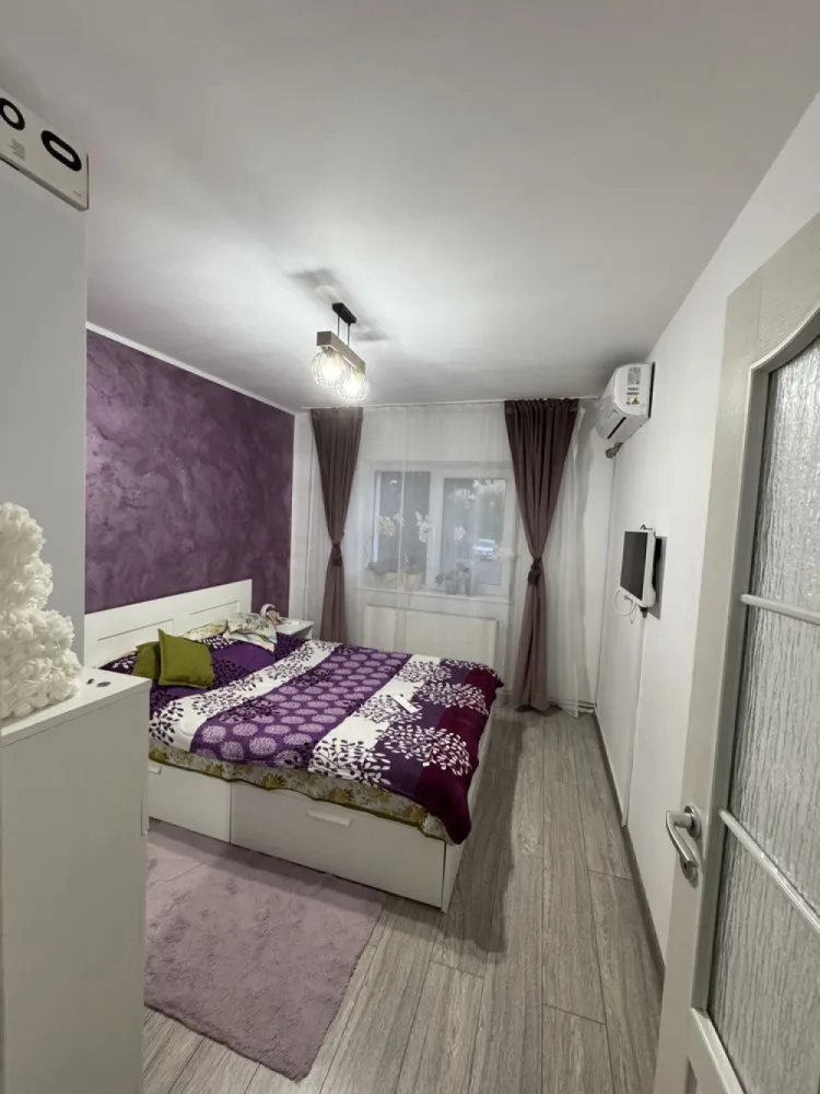 BRASADAS vinde ap 3 camere PARTER, LA CHEIE in MARASTI. - Agenția imobiliara BRASADAS vinde apartament cu 3 camere complet mobilat si utilat.
Bucatarie : masina de spalat vase,mobila realizata la comanda,centrala termica pe gaz noua,ariston prin condensare,plita mixta (curent + gaz) ,hota, smart tv,cuptor electric,cuptor microunde si combina frigorifica mare (capacitate 500 l total).
Hol: usa noua la intrare,izolare buna fonica si termica,mobilier la comanda 
Dormitor matrimonial: Aer conditionat,smart tv,dressing,pat,comoda si 2 noptiere
Dormitor copii : aer conditionat, smart tv ,birou dublu,dressing,comoda si dormitor care poate fii doar pt 1 persoana sau 2 persoane (extensibil)
Living : coltar mare,extensibil cu tetiere reglabile, masuta transformars ,mobilier si smart tv mare
Baie principala: wc incastrat ,tevi inlocuite , lavoar cu masca ,cada ,geam cu sticla mata ,leduri in tavan
Baie serviciu : wc incastrat,leduri in tavan , dulapior si lavoar cu masca ,tevi inlocuite
In hol exista un dulap in perete pt masina de spalat rufe si uscatorul de rufe
Apartamentul a fost renovat 100% acum 2 ani, reaplicat tot gletul,inlocuite toate obiectele sanitare,podea,usi ,curent ,mobilier,centrala ,absolut totul ! 
Apartamentul are si balcon,este la parterul inalt a unui bloc 4 e+ mansarda, e o zona foarte linistita, in spatele blocului (sub geamul bucatariei exista un parc pt copii
Apartamentul are parcare de la primarie .
www.brasadas.com.