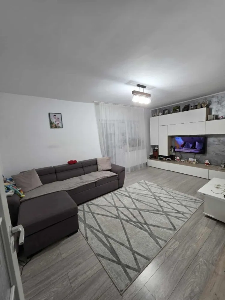BRASADAS vinde ap 3 camere PARTER, LA CHEIE in MARASTI. - Agenția imobiliara BRASADAS vinde apartament cu 3 camere complet mobilat si utilat.
Bucatarie : masina de spalat vase,mobila realizata la comanda,centrala termica pe gaz noua,ariston prin condensare,plita mixta (curent + gaz) ,hota, smart tv,cuptor electric,cuptor microunde si combina frigorifica mare (capacitate 500 l total).
Hol: usa noua la intrare,izolare buna fonica si termica,mobilier la comanda 
Dormitor matrimonial: Aer conditionat,smart tv,dressing,pat,comoda si 2 noptiere
Dormitor copii : aer conditionat, smart tv ,birou dublu,dressing,comoda si dormitor care poate fii doar pt 1 persoana sau 2 persoane (extensibil)
Living : coltar mare,extensibil cu tetiere reglabile, masuta transformars ,mobilier si smart tv mare
Baie principala: wc incastrat ,tevi inlocuite , lavoar cu masca ,cada ,geam cu sticla mata ,leduri in tavan
Baie serviciu : wc incastrat,leduri in tavan , dulapior si lavoar cu masca ,tevi inlocuite
In hol exista un dulap in perete pt masina de spalat rufe si uscatorul de rufe
Apartamentul a fost renovat 100% acum 2 ani, reaplicat tot gletul,inlocuite toate obiectele sanitare,podea,usi ,curent ,mobilier,centrala ,absolut totul ! 
Apartamentul are si balcon,este la parterul inalt a unui bloc 4 e+ mansarda, e o zona foarte linistita, in spatele blocului (sub geamul bucatariei exista un parc pt copii
Apartamentul are parcare de la primarie .
www.brasadas.com.