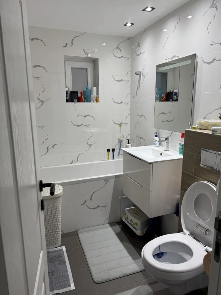 BRASADAS vinde ap 3 camere PARTER, LA CHEIE in MARASTI. - Agenția imobiliara BRASADAS vinde apartament cu 3 camere complet mobilat si utilat.
Bucatarie : masina de spalat vase,mobila realizata la comanda,centrala termica pe gaz noua,ariston prin condensare,plita mixta (curent + gaz) ,hota, smart tv,cuptor electric,cuptor microunde si combina frigorifica mare (capacitate 500 l total).
Hol: usa noua la intrare,izolare buna fonica si termica,mobilier la comanda 
Dormitor matrimonial: Aer conditionat,smart tv,dressing,pat,comoda si 2 noptiere
Dormitor copii : aer conditionat, smart tv ,birou dublu,dressing,comoda si dormitor care poate fii doar pt 1 persoana sau 2 persoane (extensibil)
Living : coltar mare,extensibil cu tetiere reglabile, masuta transformars ,mobilier si smart tv mare
Baie principala: wc incastrat ,tevi inlocuite , lavoar cu masca ,cada ,geam cu sticla mata ,leduri in tavan
Baie serviciu : wc incastrat,leduri in tavan , dulapior si lavoar cu masca ,tevi inlocuite
In hol exista un dulap in perete pt masina de spalat rufe si uscatorul de rufe
Apartamentul a fost renovat 100% acum 2 ani, reaplicat tot gletul,inlocuite toate obiectele sanitare,podea,usi ,curent ,mobilier,centrala ,absolut totul ! 
Apartamentul are si balcon,este la parterul inalt a unui bloc 4 e+ mansarda, e o zona foarte linistita, in spatele blocului (sub geamul bucatariei exista un parc pt copii
Apartamentul are parcare de la primarie .
www.brasadas.com.