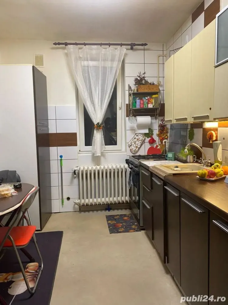 BRASADAS vinde ap 3 cam GHEORGHENI. - Agentia Imobiliara BRASADAS vinde apartament cu trei camere decomandat, situat la etajul 4/4 in cartierul Gheorghieni.
Apartamentul se afla într-un bloc reabilitat termic ,are la doar 5minute școală,grădiniță ,creșă ,ideal pentru familii tinere aflate la început de drum .
La doar 5 minute de supermarketuri ,Iulius mall,baza sportivă și de stații de autobuz spre toate zonele din Cluj.
www.brasadas.com.