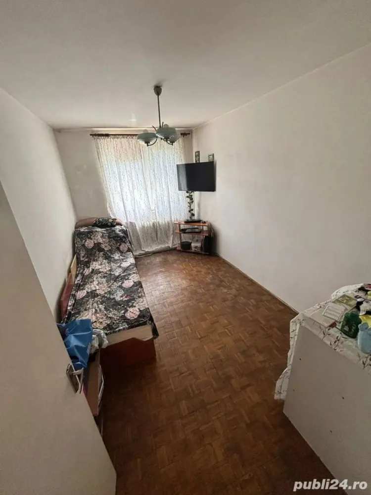 BRASADAS vinde ap 3 cam GHEORGHENI. - Agentia Imobiliara BRASADAS vinde apartament cu trei camere decomandat, situat la etajul 4/4 in cartierul Gheorghieni.
Apartamentul se afla într-un bloc reabilitat termic ,are la doar 5minute școală,grădiniță ,creșă ,ideal pentru familii tinere aflate la început de drum .
La doar 5 minute de supermarketuri ,Iulius mall,baza sportivă și de stații de autobuz spre toate zonele din Cluj.
www.brasadas.com.