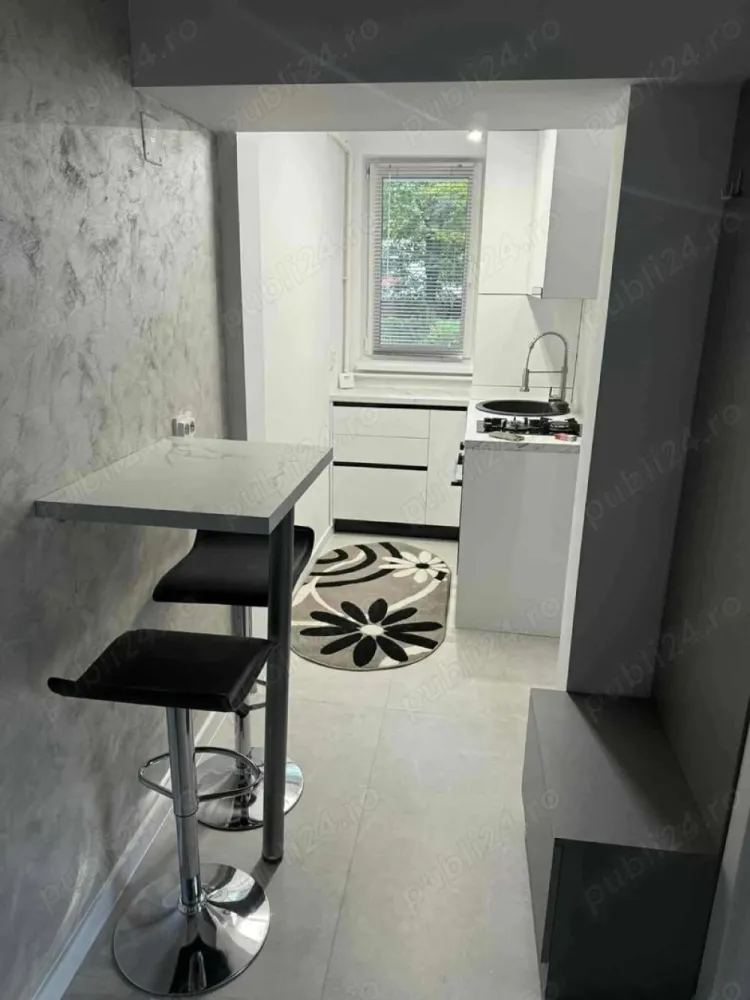 P.F Vand apartament in Plopilor cu doua camere, zona Platinia - P.F Vand apartament in Plopilor vechi cu doua camere, decomandat, complet mobilat si utilat, dotat cu centrala proprie,compartimentat astfel: living, dormitor, bucătărie, baie si doua holuri.
Suprafata apartamentului este de 41mp, situat la parterul inalt al unui imobil cu 4 etaje.
Este situat in zona Centrului Comercial Platinia, pozitionat intr-o zona deosebit de frumoasa, la doar cateva minute de Parcul Central, BT Arena, Bazinul Olimpic si Parcul Iuliu Hateganu.
Zona ofera acces rapid la mijloacele de transport in comun,magazine, banci,farmacii,loc de joaca pentru copii, restaurante,cafenele. 
Pret 170.000 Eur

Pentru mai multe detalii sunati la nr de tel: