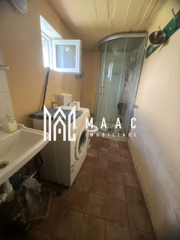 Casa Individuală Ruși | 23km de Sibiu | Teren 2300mp - MAAC Imobiliare vă oferă spre vânzare o proprietate unică în mediul rural, situată în satul Ruși, județul Sibiu, la doar 23 km de oraș, ideală pentru locuință permanentă, casă de vacanță sau investiție.

 Proprietatea este formată dintr-o casă cu teren + un teren intravilan liber, ambele cu acces din două străzi – strada principală și strada de legătură cu Calea Veseudului.

 Teren 1 – 1.150 mp + casă construită
Casă cu 4 camere, bucătărie, baie, cămară, atelier, 2 pivnițe și spațiu generos de depozitare în pod.
Suprafață construită anexă + garaj: 70 mp
Subsol parțial + posibilitate de mansardare
Construcție din zidărie portantă, realizată în etape (1930, 1960, 1965)
Curte pavată, fântână cu inele de beton, livadă cu pomi fructiferi
Utilități racordate: gaz, curent, apă, canalizare, fibră optică, telefonie
Deschidere la stradă: 16 m (principală) și 16,8 m (secundară)
Adâncime teren: 70 m
Casa necesita renovare

 Teren 2 – 1.150 mp (teren liber)
Livadă cu pomi fructiferi
Teren plan, ideal pentru construcție de locuință sau investiție
Deschideri identice: 16 m la strada principală și 16,8 m la strada secundară
Canalizare nouă, utilități la stradă

 Caracteristici generale:
Ambele loturi au acces direct din două străzi
Zonă liniștită, cu vecini stabili și acces rapid către Sibiu
Racorduri disponibile: curent electric, apă, gaz, canalizare, fibră optică
Ideal pentru dezvoltare imobiliară, locuință permanentă sau de vacanță

 Se vând preferabil împreună, însă se pot discuta și vânzări separate.

📞 Contactează MAAC Imobiliare pentru detalii suplimentare sau o vizionare, specificand ID: CP2548370!