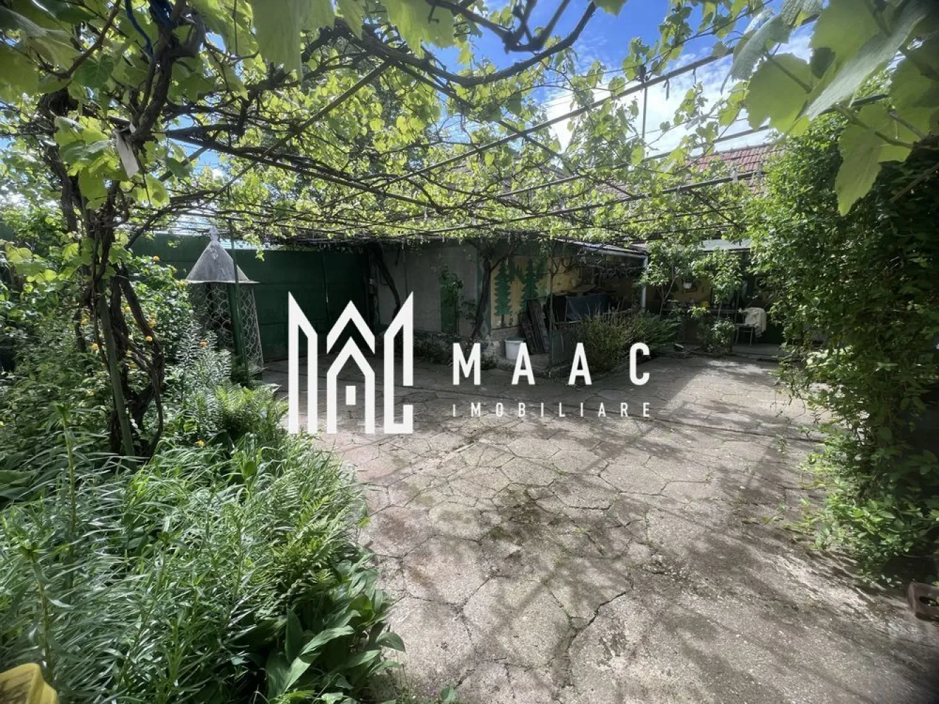 Casa Individuală Ruși | 23km de Sibiu | Teren 2300mp - MAAC Imobiliare vă oferă spre vânzare o proprietate unică în mediul rural, situată în satul Ruși, județul Sibiu, la doar 23 km de oraș, ideală pentru locuință permanentă, casă de vacanță sau investiție.

 Proprietatea este formată dintr-o casă cu teren + un teren intravilan liber, ambele cu acces din două străzi – strada principală și strada de legătură cu Calea Veseudului.

 Teren 1 – 1.150 mp + casă construită
Casă cu 4 camere, bucătărie, baie, cămară, atelier, 2 pivnițe și spațiu generos de depozitare în pod.
Suprafață construită anexă + garaj: 70 mp
Subsol parțial + posibilitate de mansardare
Construcție din zidărie portantă, realizată în etape (1930, 1960, 1965)
Curte pavată, fântână cu inele de beton, livadă cu pomi fructiferi
Utilități racordate: gaz, curent, apă, canalizare, fibră optică, telefonie
Deschidere la stradă: 16 m (principală) și 16,8 m (secundară)
Adâncime teren: 70 m
Casa necesita renovare

 Teren 2 – 1.150 mp (teren liber)
Livadă cu pomi fructiferi
Teren plan, ideal pentru construcție de locuință sau investiție
Deschideri identice: 16 m la strada principală și 16,8 m la strada secundară
Canalizare nouă, utilități la stradă

 Caracteristici generale:
Ambele loturi au acces direct din două străzi
Zonă liniștită, cu vecini stabili și acces rapid către Sibiu
Racorduri disponibile: curent electric, apă, gaz, canalizare, fibră optică
Ideal pentru dezvoltare imobiliară, locuință permanentă sau de vacanță

 Se vând preferabil împreună, însă se pot discuta și vânzări separate.

📞 Contactează MAAC Imobiliare pentru detalii suplimentare sau o vizionare, specificand ID: CP2548370!