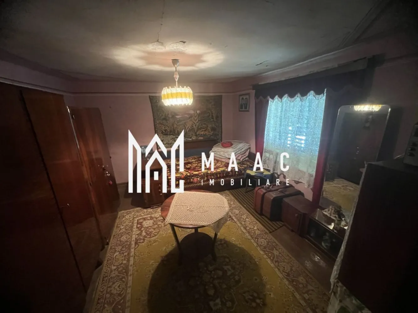 Casa Individuală Ruși | 23km de Sibiu | Teren 2300mp - MAAC Imobiliare vă oferă spre vânzare o proprietate unică în mediul rural, situată în satul Ruși, județul Sibiu, la doar 23 km de oraș, ideală pentru locuință permanentă, casă de vacanță sau investiție.

 Proprietatea este formată dintr-o casă cu teren + un teren intravilan liber, ambele cu acces din două străzi – strada principală și strada de legătură cu Calea Veseudului.

 Teren 1 – 1.150 mp + casă construită
Casă cu 4 camere, bucătărie, baie, cămară, atelier, 2 pivnițe și spațiu generos de depozitare în pod.
Suprafață construită anexă + garaj: 70 mp
Subsol parțial + posibilitate de mansardare
Construcție din zidărie portantă, realizată în etape (1930, 1960, 1965)
Curte pavată, fântână cu inele de beton, livadă cu pomi fructiferi
Utilități racordate: gaz, curent, apă, canalizare, fibră optică, telefonie
Deschidere la stradă: 16 m (principală) și 16,8 m (secundară)
Adâncime teren: 70 m
Casa necesita renovare

 Teren 2 – 1.150 mp (teren liber)
Livadă cu pomi fructiferi
Teren plan, ideal pentru construcție de locuință sau investiție
Deschideri identice: 16 m la strada principală și 16,8 m la strada secundară
Canalizare nouă, utilități la stradă

 Caracteristici generale:
Ambele loturi au acces direct din două străzi
Zonă liniștită, cu vecini stabili și acces rapid către Sibiu
Racorduri disponibile: curent electric, apă, gaz, canalizare, fibră optică
Ideal pentru dezvoltare imobiliară, locuință permanentă sau de vacanță

 Se vând preferabil împreună, însă se pot discuta și vânzări separate.

📞 Contactează MAAC Imobiliare pentru detalii suplimentare sau o vizionare, specificand ID: CP2548370!