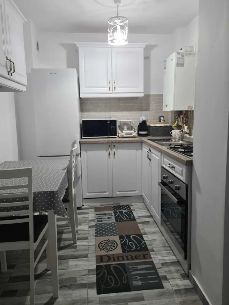 Apartament 2 camere de vanzare in Manastur, str. Grigore Alexandrescu - Vând apartament cu 2 camere (decomandate), 40 mp, situat la parter, într-o zonă excelentă din Cluj-Napoca. Locuința a fost renovată complet în 2019, dispune de centrală termică proprie și se vinde complet mobilată și utilată, fiind gata pentru mutare imediată sau investiție.

Compartimentare:
-2 camere
-1 baie
-1 bucătărie
- Hol
- Logie
- Cămară

Detalii apartament:
- Suprafață: 40 mp
- Parter, cu acces facil
- Renovat complet în 2019
- Centrală proprie
- Complet mobilat și utilat

Avantaje:
- Blocul este în curs de izolare termică și creștere a eficienței energetice printr-un proiect PNRR
- Aproape de grădinițe, creșe, școli, piață, magazine, bănci, mijloace de transport in comun
- Finisaje moderne: geamuri termopan, gresie, faianță, parchet
- Zonă liniștită

Preț: 295.000 € 

Pentru mai multe informații: 07******37