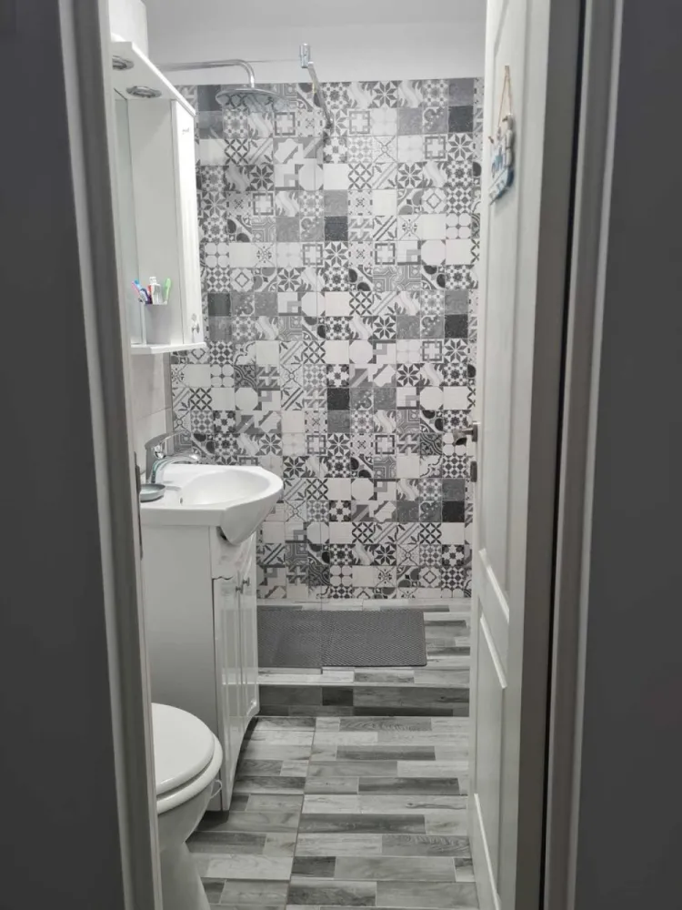 Apartament 2 camere de vanzare in Manastur, str. Grigore Alexandrescu - Vând apartament cu 2 camere (decomandate), 40 mp, situat la parter, într-o zonă excelentă din Cluj-Napoca. Locuința a fost renovată complet în 2019, dispune de centrală termică proprie și se vinde complet mobilată și utilată, fiind gata pentru mutare imediată sau investiție.

Compartimentare:
-2 camere
-1 baie
-1 bucătărie
- Hol
- Logie
- Cămară

Detalii apartament:
- Suprafață: 40 mp
- Parter, cu acces facil
- Renovat complet în 2019
- Centrală proprie
- Complet mobilat și utilat

Avantaje:
- Blocul este în curs de izolare termică și creștere a eficienței energetice printr-un proiect PNRR
- Aproape de grădinițe, creșe, școli, piață, magazine, bănci, mijloace de transport in comun
- Finisaje moderne: geamuri termopan, gresie, faianță, parchet
- Zonă liniștită

Preț: 295.000 € 

Pentru mai multe informații: 07******37