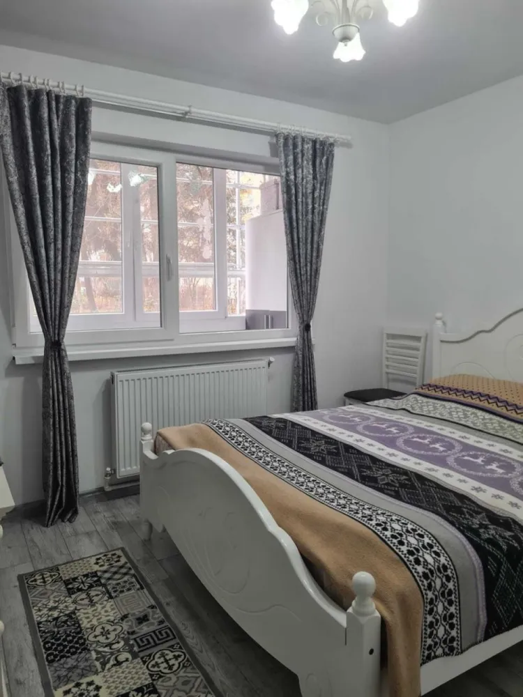 Apartament 2 camere de vanzare in Manastur, str. Grigore Alexandrescu - Vând apartament cu 2 camere (decomandate), 40 mp, situat la parter, într-o zonă excelentă din Cluj-Napoca. Locuința a fost renovată complet în 2019, dispune de centrală termică proprie și se vinde complet mobilată și utilată, fiind gata pentru mutare imediată sau investiție.

Compartimentare:
-2 camere
-1 baie
-1 bucătărie
- Hol
- Logie
- Cămară

Detalii apartament:
- Suprafață: 40 mp
- Parter, cu acces facil
- Renovat complet în 2019
- Centrală proprie
- Complet mobilat și utilat

Avantaje:
- Blocul este în curs de izolare termică și creștere a eficienței energetice printr-un proiect PNRR
- Aproape de grădinițe, creșe, școli, piață, magazine, bănci, mijloace de transport in comun
- Finisaje moderne: geamuri termopan, gresie, faianță, parchet
- Zonă liniștită

Preț: 295.000 € 

Pentru mai multe informații: 07******37