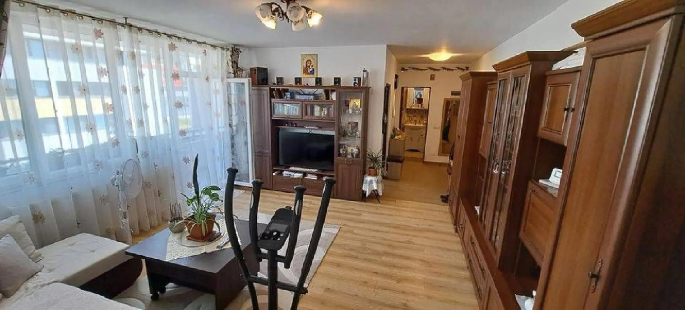 Ap 2 cam 55 mp terasă 8 mp, Baciu - opt. parcare sub bloc - Agentia Imobiliara BRASADAS vinde apartament 2 camere semidecomandat (posibilitate decomandare) cu finisaje moderne și materiale de calitate superioară – Baciu, Str. Șoimului, nr. 3
- Suprafață: 55 mp + terasă 11 ml (8 mp) + pod utilizabil
- Bloc: nou, 2019, izolat termic, etaj 3/3, fără vecini deasupra
- Acoperiș: lemn masiv și tablă + pod utilizabil
- Orientare: Est (rasarit) (soare dimineața)
Compartimentare și dotări:
- Nemobilat și neutilat (mobilare și utilare opțional, contra cost, se discută la vizionare)
- Bucătărie separată cu debara
- Baie cu cadă și rafturi multiple din faianță
- Imobil liber de sarcini, ultrafinisat modern: gresie, faianță, parchet de 12 mm, geamuri și uși termopane, uși interioare
- Centrală nouă Vaillant Eco Tec Pure – achizitionata in Dec. 2025 (garanție 7 ani, până în 2032)
Facilități și proximitate:
- Supermarket-uri și magazine: Profi, Lidl, Pepco, Sinsay, Jysk, CBA
- Școli și grădinițe
- Farmacii și cabinete medicale (inclusiv stomatologice)
- Stații autobuz: M31, M32, M34
- Primăria Baciu și biserică ortodoxa
- Easybox-uri eMAG/Fanbox
- Spălătorii auto și de covoare
- Regina Maria, Banca BT, Poșta, benzinăria Petrom
- Gară/autogară Cluj
- Parcare subterană opțională: 7.000 € (CF separat)
www.brasadas.com.