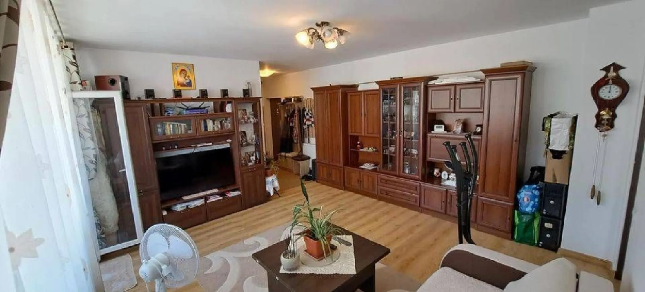 Ap 2 cam 55 mp terasă 8 mp, Baciu - opt. parcare sub bloc - Agentia Imobiliara BRASADAS vinde apartament 2 camere semidecomandat (posibilitate decomandare) cu finisaje moderne și materiale de calitate superioară – Baciu, Str. Șoimului, nr. 3
- Suprafață: 55 mp + terasă 11 ml (8 mp) + pod utilizabil
- Bloc: nou, 2019, izolat termic, etaj 3/3, fără vecini deasupra
- Acoperiș: lemn masiv și tablă + pod utilizabil
- Orientare: Est (rasarit) (soare dimineața)
Compartimentare și dotări:
- Nemobilat și neutilat (mobilare și utilare opțional, contra cost, se discută la vizionare)
- Bucătărie separată cu debara
- Baie cu cadă și rafturi multiple din faianță
- Imobil liber de sarcini, ultrafinisat modern: gresie, faianță, parchet de 12 mm, geamuri și uși termopane, uși interioare
- Centrală nouă Vaillant Eco Tec Pure – achizitionata in Dec. 2025 (garanție 7 ani, până în 2032)
Facilități și proximitate:
- Supermarket-uri și magazine: Profi, Lidl, Pepco, Sinsay, Jysk, CBA
- Școli și grădinițe
- Farmacii și cabinete medicale (inclusiv stomatologice)
- Stații autobuz: M31, M32, M34
- Primăria Baciu și biserică ortodoxa
- Easybox-uri eMAG/Fanbox
- Spălătorii auto și de covoare
- Regina Maria, Banca BT, Poșta, benzinăria Petrom
- Gară/autogară Cluj
- Parcare subterană opțională: 7.000 € (CF separat)
www.brasadas.com.