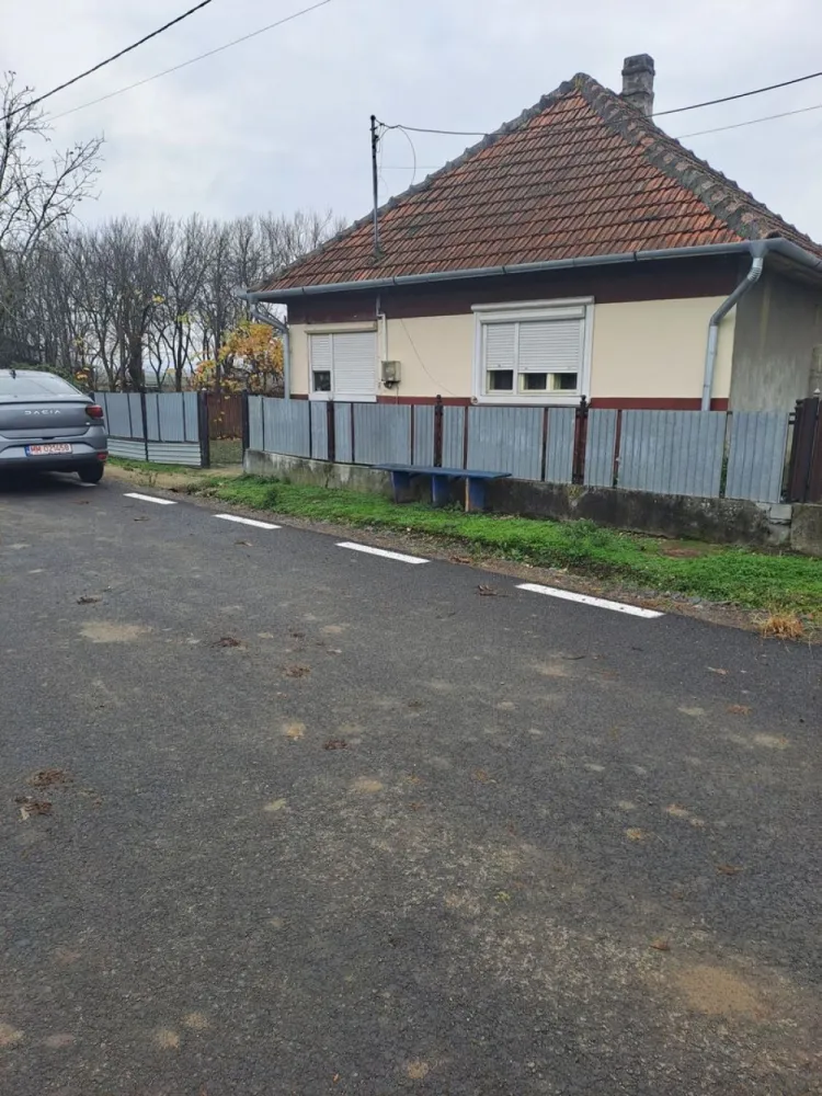 BRASADAS vinde casa în Someseni, comuna Apa - Agentia Imobiliara BRASADAS vinde casa în Someseni, comuna Apa situata intr-o zona linistita .
Casa este compusa din 2 camere decomandate, un hol , o cămară și o baie. 
Are 2 curți și anexe , plus o livada și gradina de 17 ari.
Apa este de la retea trasa în casa iar gazul în fata porții.
Se vinde cu tot ce este în imagini.
Drumul este asfaltat.
Www.brasadas.com.