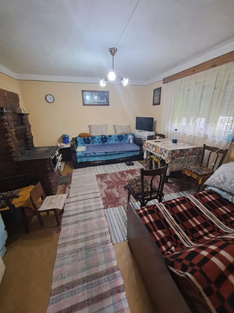 BRASADAS vinde casa în Someseni, comuna Apa - Agentia Imobiliara BRASADAS vinde casa în Someseni, comuna Apa situata intr-o zona linistita .
Casa este compusa din 2 camere decomandate, un hol , o cămară și o baie. 
Are 2 curți și anexe , plus o livada și gradina de 17 ari.
Apa este de la retea trasa în casa iar gazul în fata porții.
Se vinde cu tot ce este în imagini.
Drumul este asfaltat.
Www.brasadas.com.