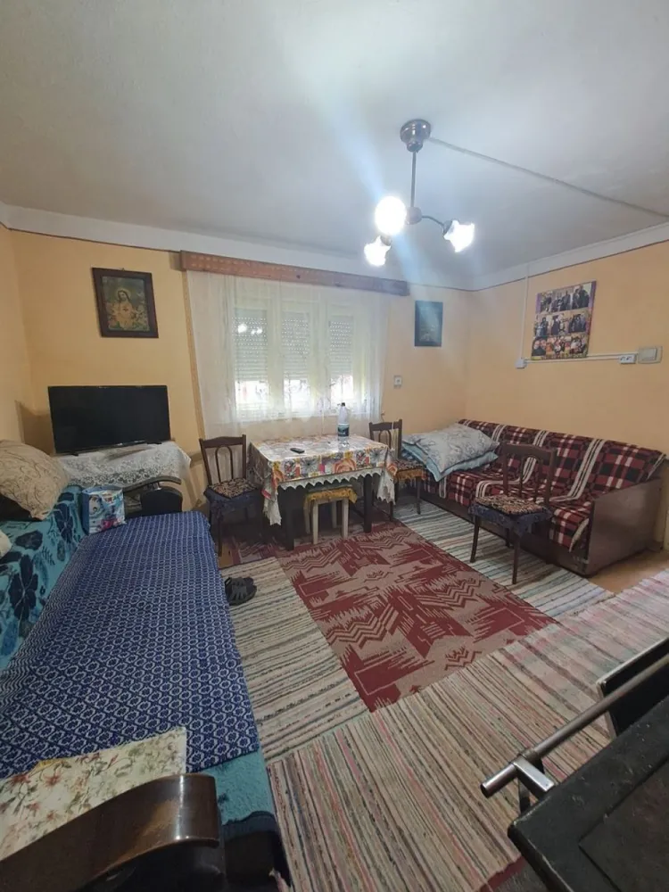 BRASADAS vinde casa în Someseni, comuna Apa - Agentia Imobiliara BRASADAS vinde casa în Someseni, comuna Apa situata intr-o zona linistita .
Casa este compusa din 2 camere decomandate, un hol , o cămară și o baie. 
Are 2 curți și anexe , plus o livada și gradina de 17 ari.
Apa este de la retea trasa în casa iar gazul în fata porții.
Se vinde cu tot ce este în imagini.
Drumul este asfaltat.
Www.brasadas.com.