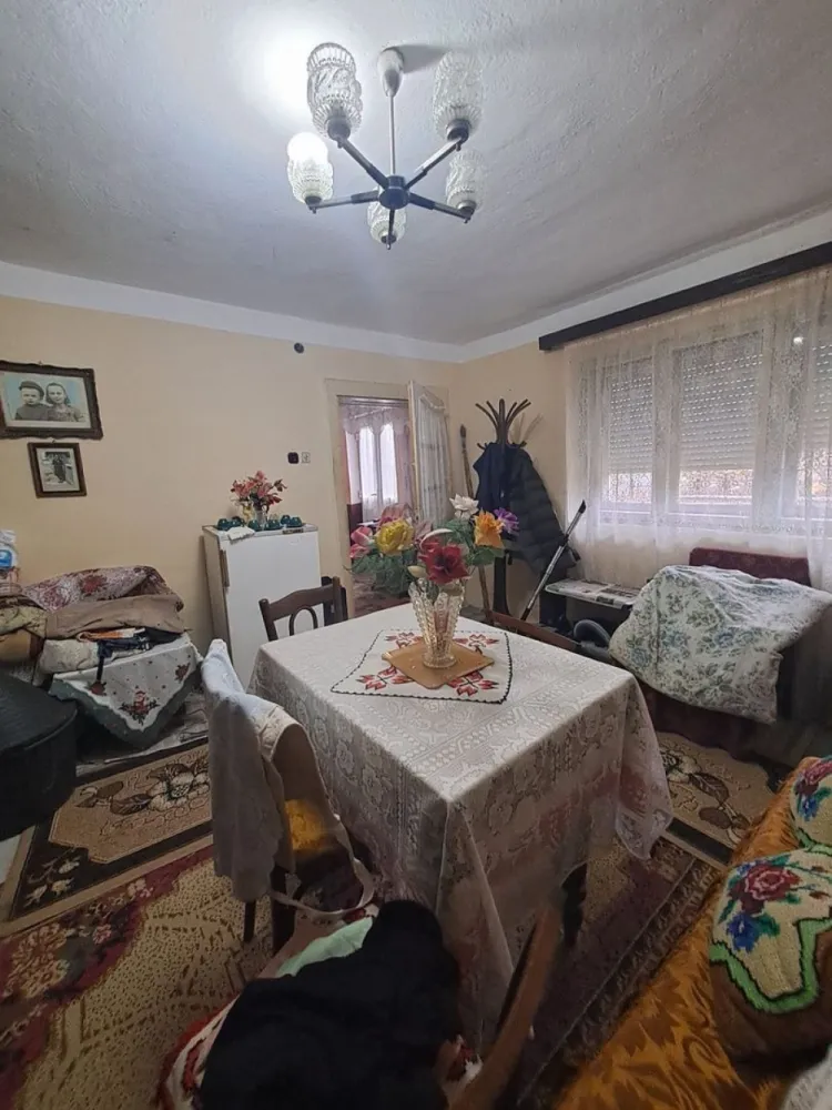 BRASADAS vinde casa în Someseni, comuna Apa - Agentia Imobiliara BRASADAS vinde casa în Someseni, comuna Apa situata intr-o zona linistita .
Casa este compusa din 2 camere decomandate, un hol , o cămară și o baie. 
Are 2 curți și anexe , plus o livada și gradina de 17 ari.
Apa este de la retea trasa în casa iar gazul în fata porții.
Se vinde cu tot ce este în imagini.
Drumul este asfaltat.
Www.brasadas.com.