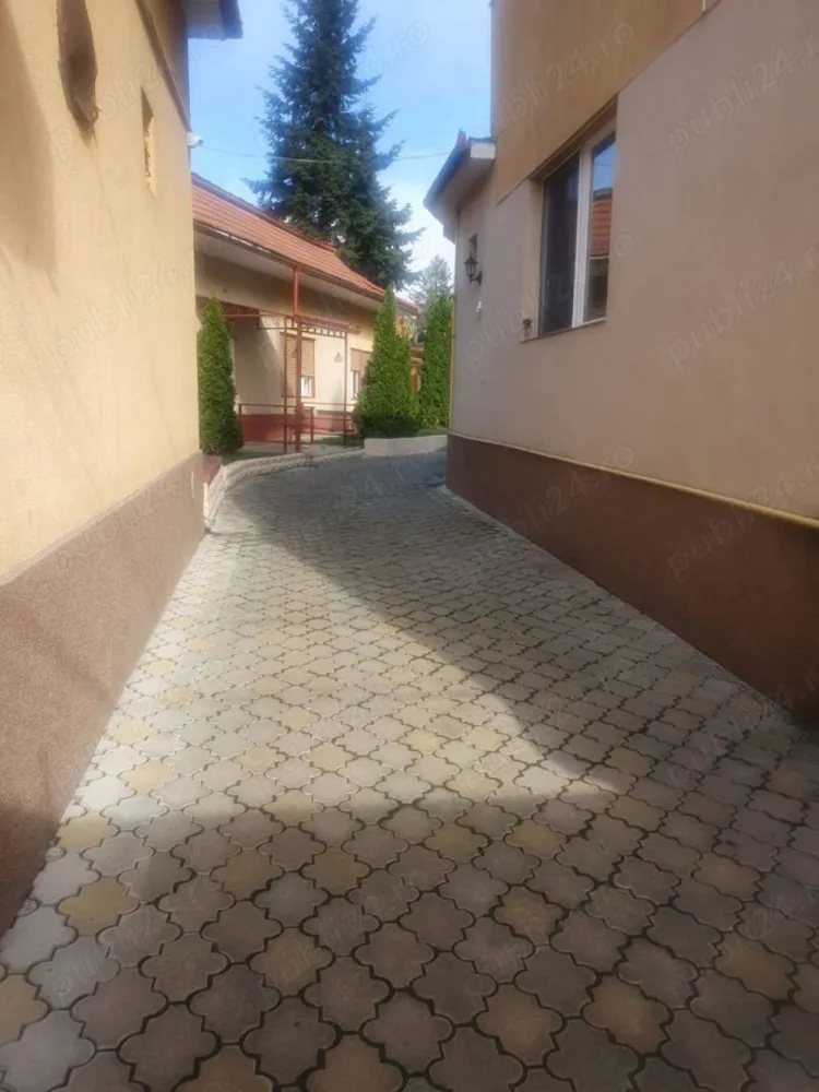 BRASADAS vinde casa si spatiu comercial - Agentia Imobiliara BRASADAS vinde 2 case cu aceasi intrare G.(si cu masina) se afla de 10 min mers pe jos de centrul orasului
 
Casa 1 compus din:
-spatiu commercial in suprafata 53 mp. utili, + baie proprie si un birou intrare atat de pe strada cu doua geamuri mari cat si din curte, si la momentul de fata este inchiriat ,se afla vizavi de piata,vad commercial foarte bun
-casa (150 m2) compus din,3 camere ,bucatarie,baie,antreu,depozit de alimente,bucatarie de vara + depozit de alimente,pivnita,dependinte(garaj si depozit)+ afumatorie de carne traditionala care functioaneaza sub forma de intreprindere individuala cu o vechime de 90 de ani
-casa cu curtea impreuna au 692 m2 
Casa 2 - cu mansarda compus din:
-4 camere ,2 bai,antreu,coridor,bucatarie,sufragerie,2 garaje + in spatele casei este o garsoniera compus din 1 camera,baie,bucatarie si pivnita
-casa cu curtea aferenta au 400 mp.
www.brasadas.com.