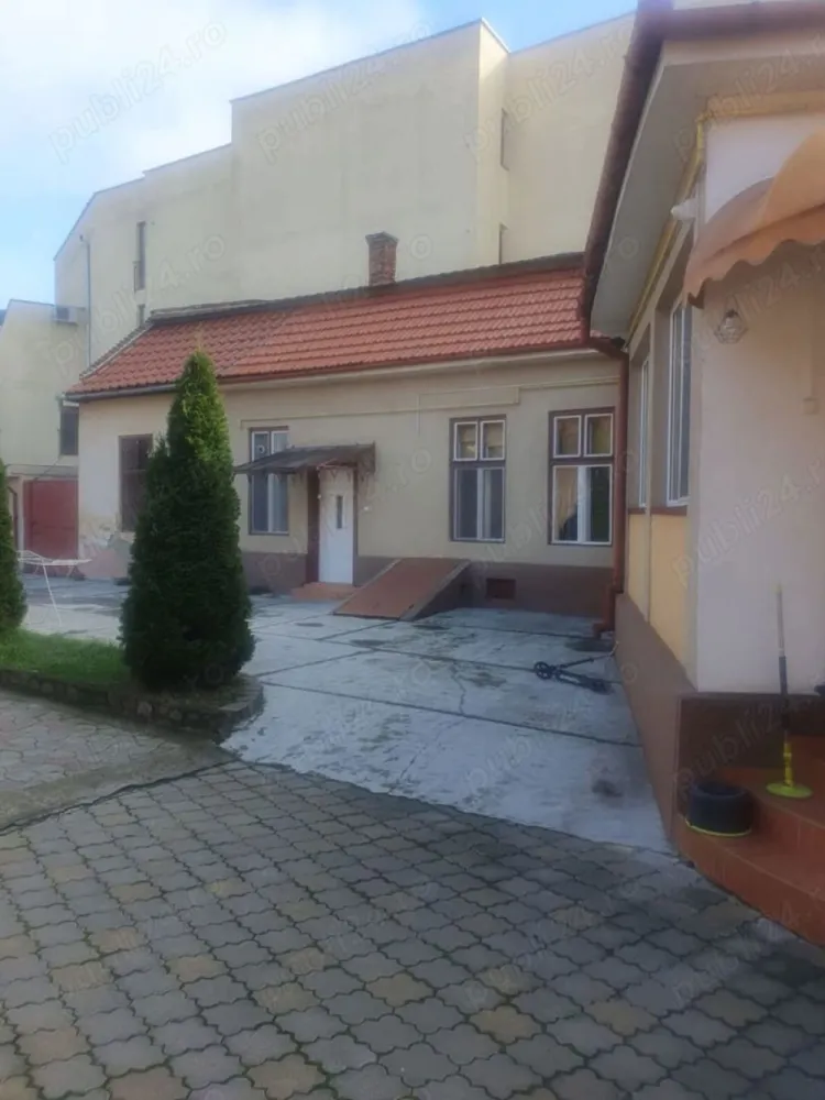 BRASADAS vinde casa si spatiu comercial - Agentia Imobiliara BRASADAS vinde 2 case cu aceasi intrare G.(si cu masina) se afla de 10 min mers pe jos de centrul orasului
 
Casa 1 compus din:
-spatiu commercial in suprafata 53 mp. utili, + baie proprie si un birou intrare atat de pe strada cu doua geamuri mari cat si din curte, si la momentul de fata este inchiriat ,se afla vizavi de piata,vad commercial foarte bun
-casa (150 m2) compus din,3 camere ,bucatarie,baie,antreu,depozit de alimente,bucatarie de vara + depozit de alimente,pivnita,dependinte(garaj si depozit)+ afumatorie de carne traditionala care functioaneaza sub forma de intreprindere individuala cu o vechime de 90 de ani
-casa cu curtea impreuna au 692 m2 
Casa 2 - cu mansarda compus din:
-4 camere ,2 bai,antreu,coridor,bucatarie,sufragerie,2 garaje + in spatele casei este o garsoniera compus din 1 camera,baie,bucatarie si pivnita
-casa cu curtea aferenta au 400 mp.
www.brasadas.com.