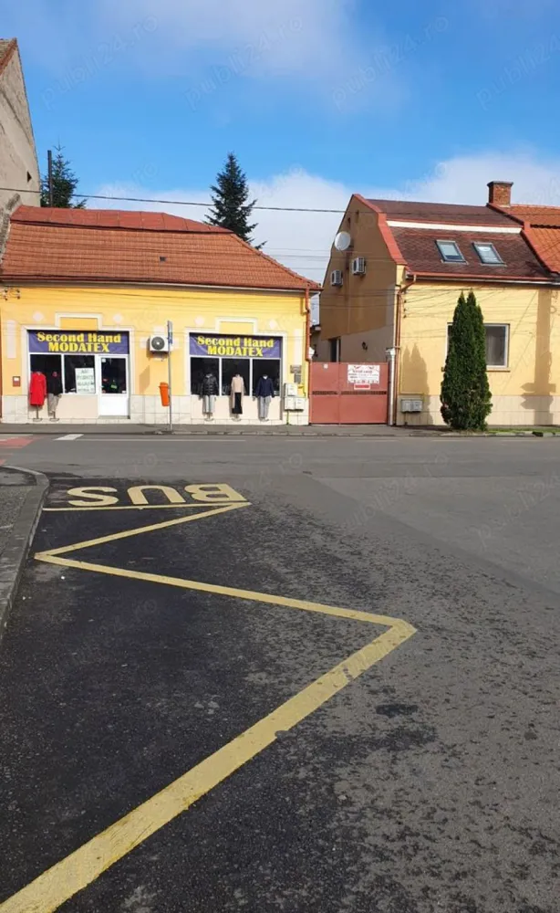 BRASADAS vinde casa si spatiu comercial - Agentia Imobiliara BRASADAS vinde 2 case cu aceasi intrare G.(si cu masina) se afla de 10 min mers pe jos de centrul orasului
 
Casa 1 compus din:
-spatiu commercial in suprafata 53 mp. utili, + baie proprie si un birou intrare atat de pe strada cu doua geamuri mari cat si din curte, si la momentul de fata este inchiriat ,se afla vizavi de piata,vad commercial foarte bun
-casa (150 m2) compus din,3 camere ,bucatarie,baie,antreu,depozit de alimente,bucatarie de vara + depozit de alimente,pivnita,dependinte(garaj si depozit)+ afumatorie de carne traditionala care functioaneaza sub forma de intreprindere individuala cu o vechime de 90 de ani
-casa cu curtea impreuna au 692 m2 
Casa 2 - cu mansarda compus din:
-4 camere ,2 bai,antreu,coridor,bucatarie,sufragerie,2 garaje + in spatele casei este o garsoniera compus din 1 camera,baie,bucatarie si pivnita
-casa cu curtea aferenta au 400 mp.
www.brasadas.com.