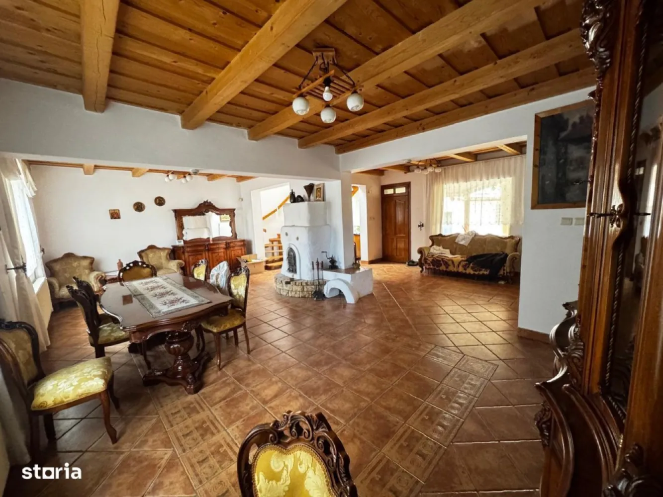 BRASADAS vinde casa în zona Titulescu. - Agentia Imobiliara BRASADAS vinde o casă spațioasă, situată într-o zonă căutată și liniștită și anume zona Titulescu, Satu Mare. Proprietatea este ideală pentru o familie care caută confort, intimitate și un spațiu generos atât în interior, cât și în exterior.
Casa are o suprafață utilă de 200 m², compartimentată eficient, și este amplasată pe un teren de 10 ari, cu o grădină ideală pentru relaxare, grătar având un spațiu verde vast Caracteristici: Utilități complete – apă, gaz, electricitate, canalizare.
Grădină mare – perfectă pentru familie sau hobby-uri în aer liber.
Casa mai beneficiează de boiler cu apă caldă care funcționează pe baza panourilor solare și de panouri fotovoltaice pentru o factură mai redusă la curent. 
De asemenea casa are construită și o saună care necesită renovare.
Tip încălzire – centrală pe gaz și șemineu.
www.brasadas.com.