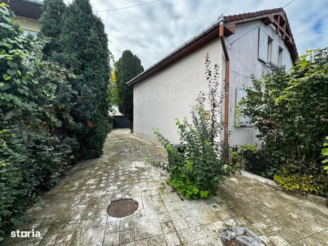 BRASADAS vinde casa în zona Titulescu. - Agentia Imobiliara BRASADAS vinde o casă spațioasă, situată într-o zonă căutată și liniștită și anume zona Titulescu, Satu Mare. Proprietatea este ideală pentru o familie care caută confort, intimitate și un spațiu generos atât în interior, cât și în exterior.
Casa are o suprafață utilă de 200 m², compartimentată eficient, și este amplasată pe un teren de 10 ari, cu o grădină ideală pentru relaxare, grătar având un spațiu verde vast Caracteristici: Utilități complete – apă, gaz, electricitate, canalizare.
Grădină mare – perfectă pentru familie sau hobby-uri în aer liber.
Casa mai beneficiează de boiler cu apă caldă care funcționează pe baza panourilor solare și de panouri fotovoltaice pentru o factură mai redusă la curent. 
De asemenea casa are construită și o saună care necesită renovare.
Tip încălzire – centrală pe gaz și șemineu.
www.brasadas.com.