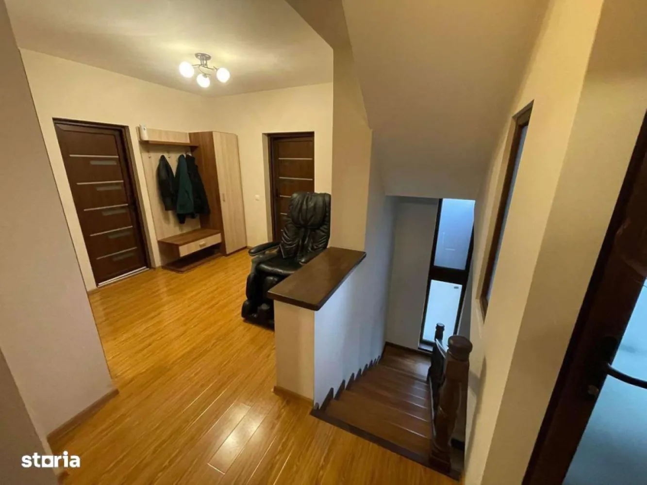 BRASADAS vinde casa in zona stadionului Olimpia. - Agentia Imobiliara BRASADAS vinde casa tip P+2+M in zona stadion Olimpia, ideală pentru o familie sau ca investiție imobiliară!Se vinde complet mobilat + utilat.Casa este compusă din:
Parter: Garaj electric + 1 camera + 1 baie + 1 hol mare + 1 hol mic. 
Etajul 1: Living + Baie + Bucătărie + Dining + Debara 
Etajul 2: Baie + 3 camere / dormitoare (1 cu balcon) + HolCurte din spate: loc de stat relaxat departe de gălăgie + zona de grătar + încăpere pentru depozitareÎncălzire pe centrala + încălzire pardoseala (etajul 1)Geamuri / uși termopane Rehau, porți electrice, camere video in fata clădirii si in spatele clădirii, jaluzele electrice, interfon video, senzori de mișcare. 
Posibilitate de a construi alte încăperi / camere la mansarda.
Casa a fost complet renovata in anul 2015.
Www.brasadas.com.