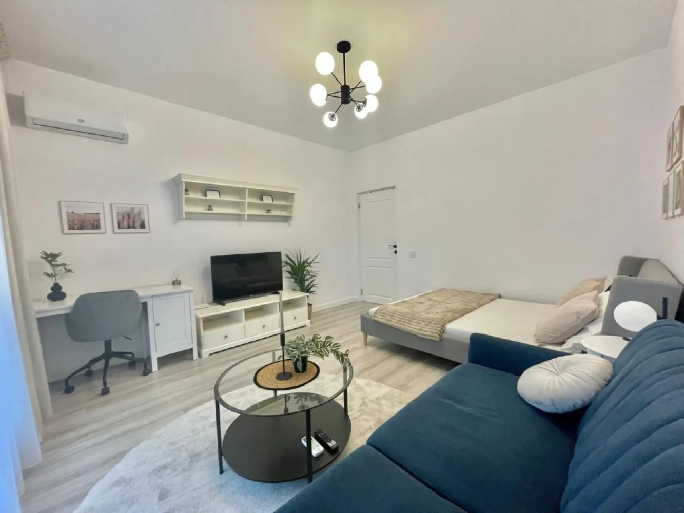 BRASADAS vinde garsoniera din 2025 la PARTER în EXIGENT 5. - Agenția imobiliara BRASADAS vinde garsonieră din 2025 situata la PARTER în EXIGENT faza 5.
Garsoniera este MOBILATA si UTILATA asa cum se vede in poze si nu a fost inca locuita.
Este situata la 10 minute de statia de Metou LUJERULUI. 
În apropiere toate mijloacele de transport in comun, supermarketuri si 2 hipermarketuri, Parcul LINIEI, Politehnica, ...
Se accepta și plata cu credit bancar. 
Pentru mai multe detalii, sunați la nr. 0721447297.
www.brasadas.com.