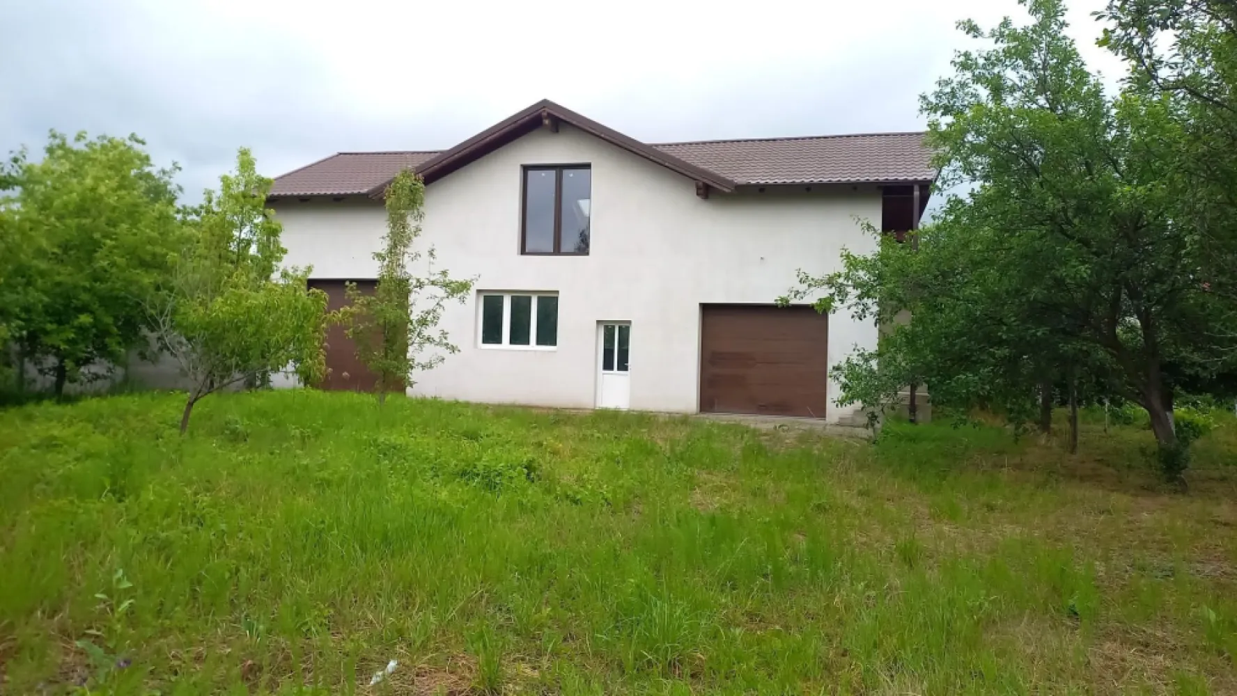 BRASADAS vinde casa individuala zona Odoreului. - Agenția imobiliara BRASADAS vinde prin REPREZENTARE EXCLUSIVA casa individuala cu etaj situata in Martinesti, strada Izvoarelor, in zona Odoreului. 
Construcția casei a inceput in 2014. Suprafata utila este de 220 mp. Suprafața terenului aferent este de 1.100 mp.
Www.brasadas.com.
