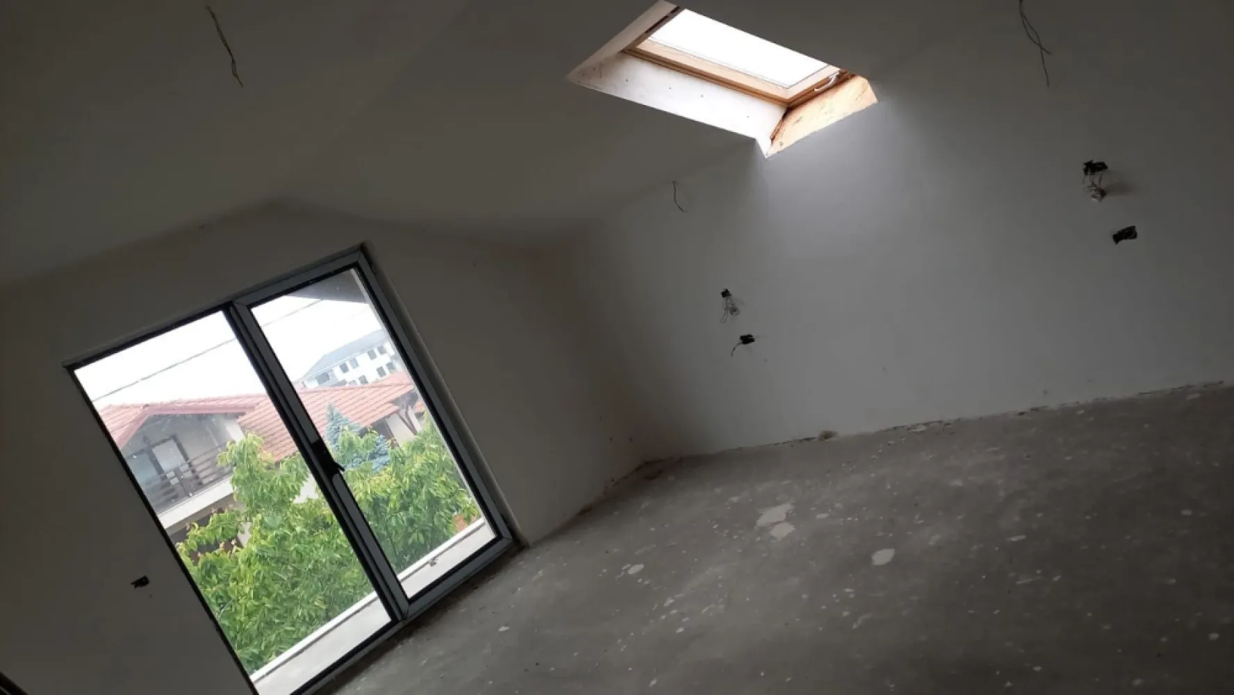 BRASADAS vinde casa individuala zona Odoreului. - Agenția imobiliara BRASADAS vinde prin REPREZENTARE EXCLUSIVA casa individuala cu etaj situata in Martinesti, strada Izvoarelor, in zona Odoreului. 
Construcția casei a inceput in 2014. Suprafata utila este de 220 mp. Suprafața terenului aferent este de 1.100 mp.
Www.brasadas.com.
