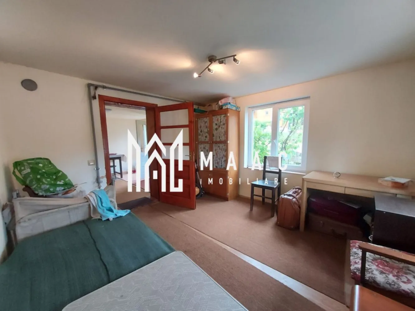 Casa | 1331 mp Teren | Miercurea Sibiului | - MAAC Imobiliare vă propune spre vânzare un teren generos de 1331mp cu construcție existentă, situat în Miercurea Sibiului, într-o zonă liniștită, ideală pentru dezvoltare rezidențială sau casă de vacanță .

Detalii proprietate:

Suprafață teren: 1331 mp

Racordat la toate utilitățile: apă, canalizare, curent electric (instalație electrică schimbată)

Suprafață utilă construcție existentă: 22 mp

Magazie: 11 mp

Avantaje:

Libertate de dezvoltare pentru proiecte rezidențiale sau recreative

Zonă liniștită, cu priveliște deschisă către câmp

Infrastructură completă pentru racordare la utilități

O oportunitate excelentă de investiție sau pentru amenajarea unei locuințe de vacanță într-un cadru natural, la doar câțiva pași de Sibiu.

Pentru mai multe detalii și programarea unei vizionări, vă invităm să ne contactați, menționând ID: CP2544817